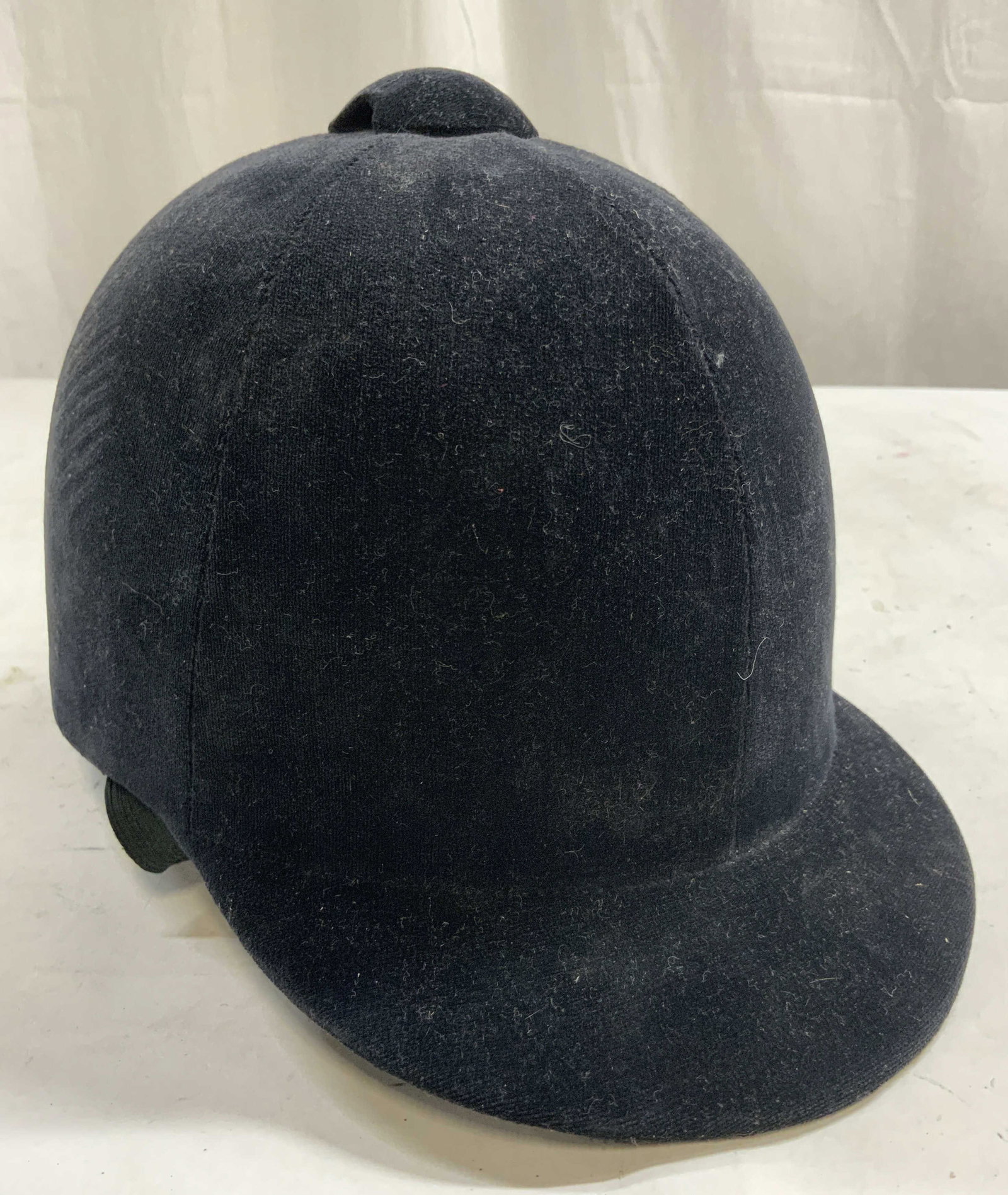 HORSE COUNTRY Equestrian Riding Helmet Blk 7.25: Trademark on interior reads HORSE COUNTRY. Size sticker reads 7 1/4. Piece is black toned. Appears to be lined in crushed velvet. Helmet has short brim to front. Piece measures approximately 10 inches
