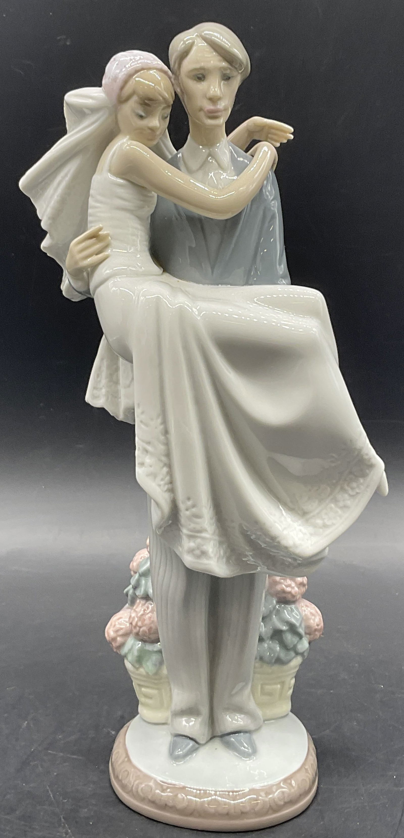 1985 LLADRO Over The Threshold Porcelain Figural (1 of 10)