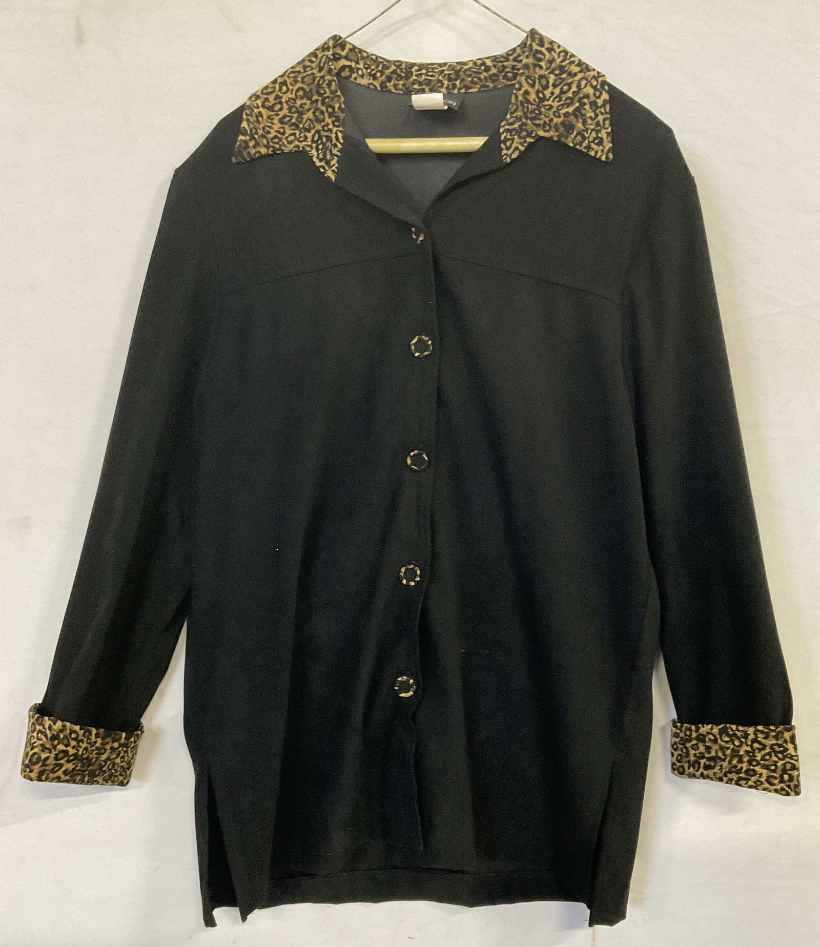 FIRST OPTION Black Leopard Accent Button Up, USA (1 of 13)