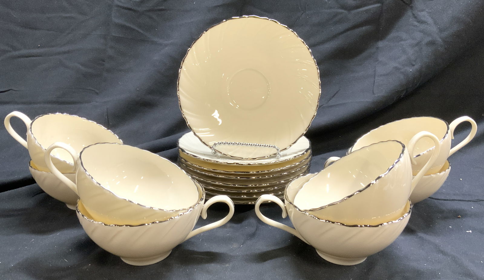 WEATHERLY BY LENOX 16 Porc Teacups & Saucers (1 of 6)