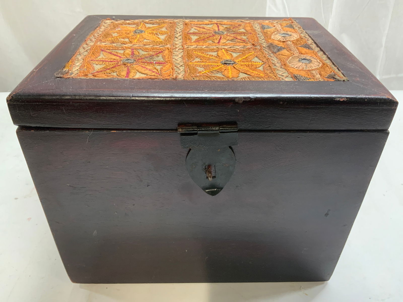 Vtg Wooden Keepsake Box W Embroidered Lid (1 of 8)