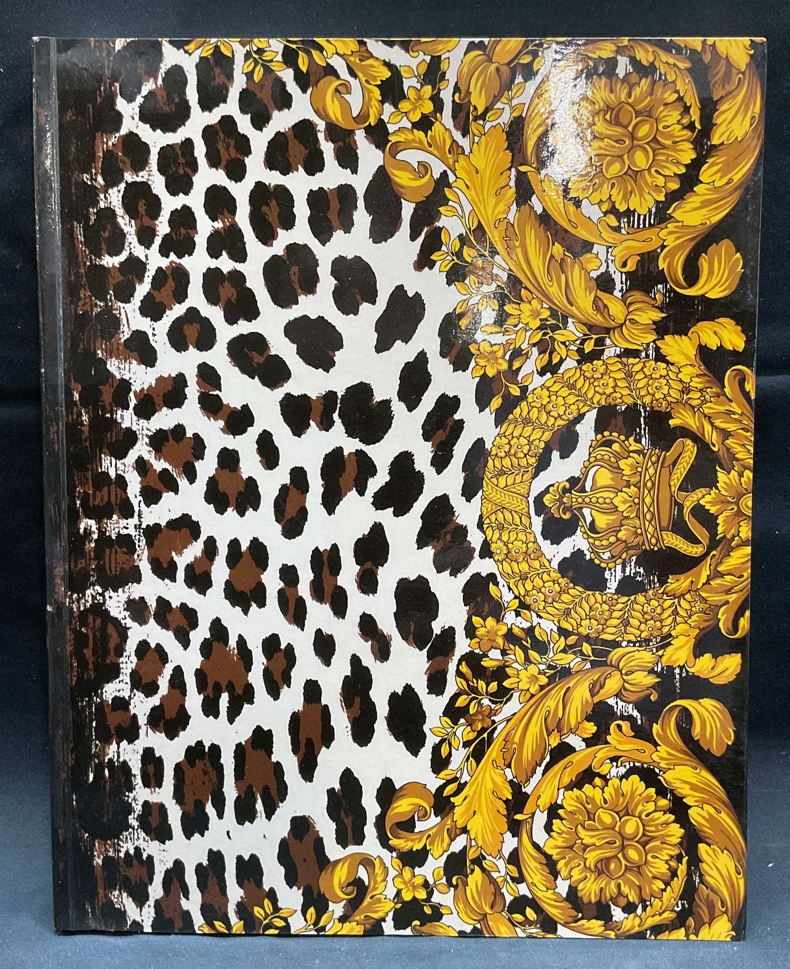 Gianni Versace, Metropolitan Museum, Illustr 1997: Softcover copy of Gianni Versace b6 Richard Martin. Published by The Metropolitan Museum of Art/Abrams, 1997. Illustrated. Measures approx. 11.75 x 9.25 inches. Some wear to cover, pages, and binding