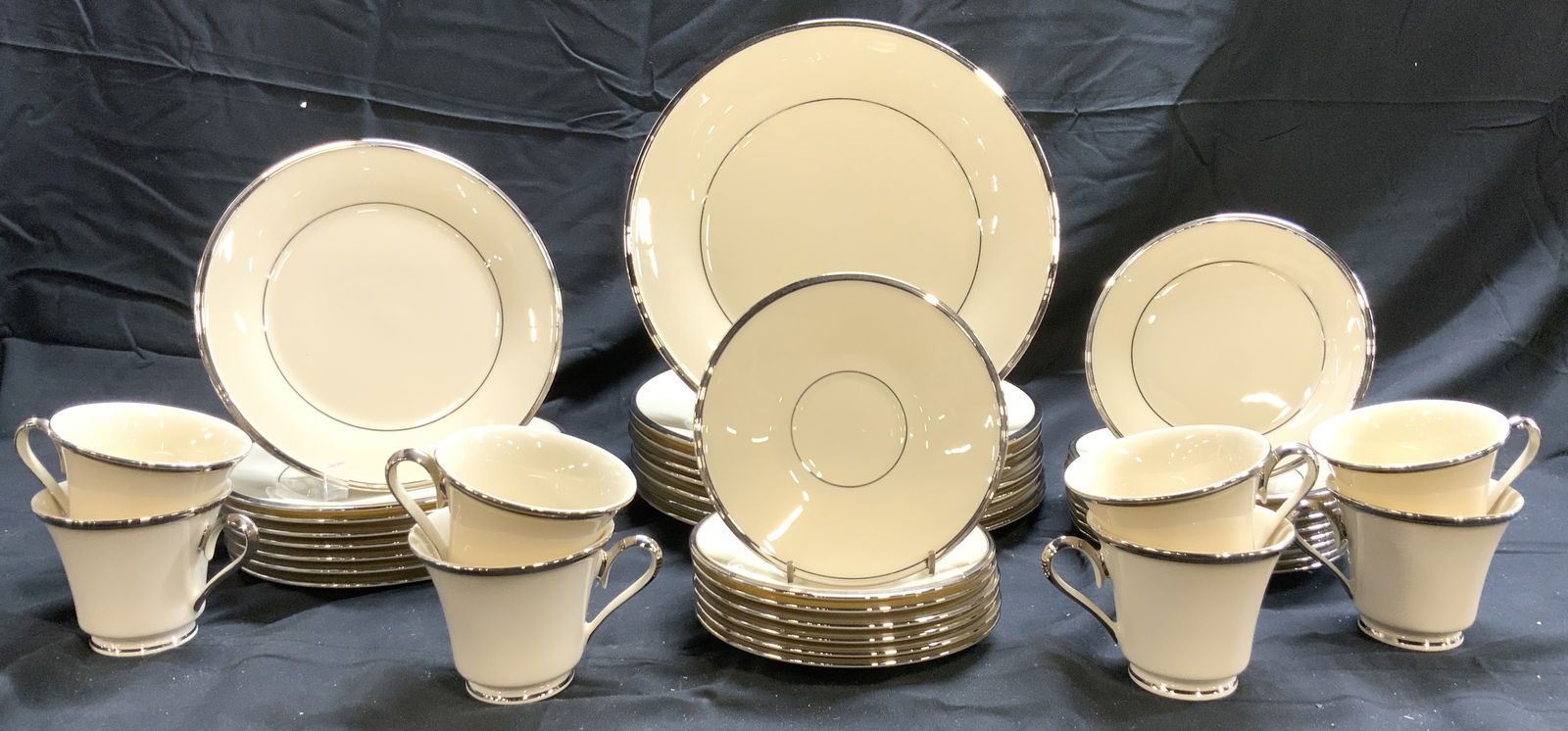 LENOX SOLITAIRE Set 40 Porcelain Serverware (1 of 8)