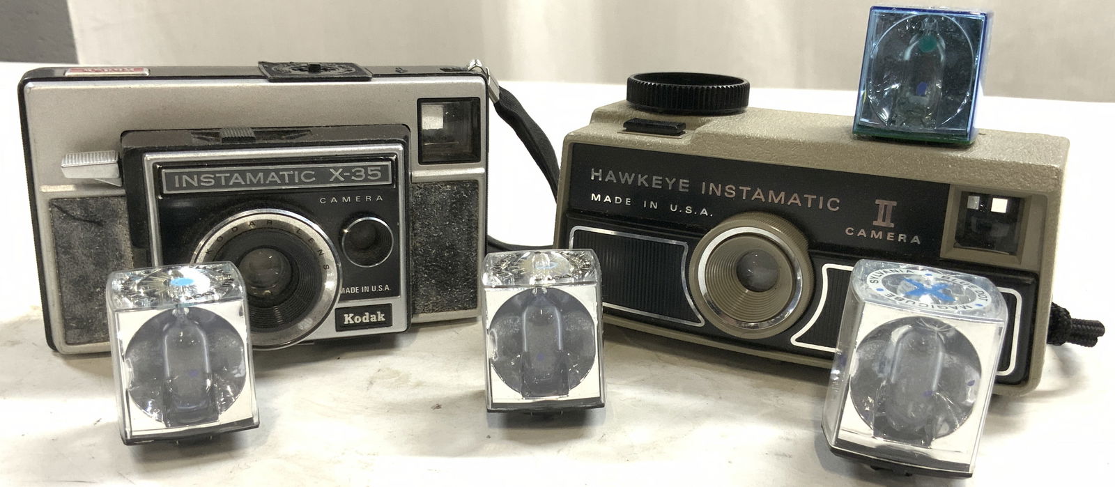 Lot 6 Vtg KODAK Cameras & Flashcubes (1 of 7)