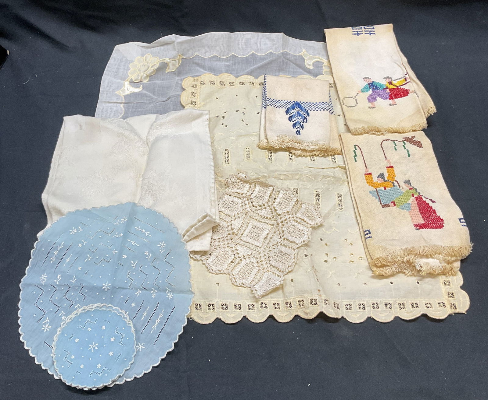 Group Lot Vintage Linens, Doilies, Handkerchiefs: Group lot of assorted vintage tea towels, doilies, napkin, and handkerchiefs. Some pieces with embroidered decoration. Some pieces with lace decoration. Mixed materials, cotton, linen, and synthetic.