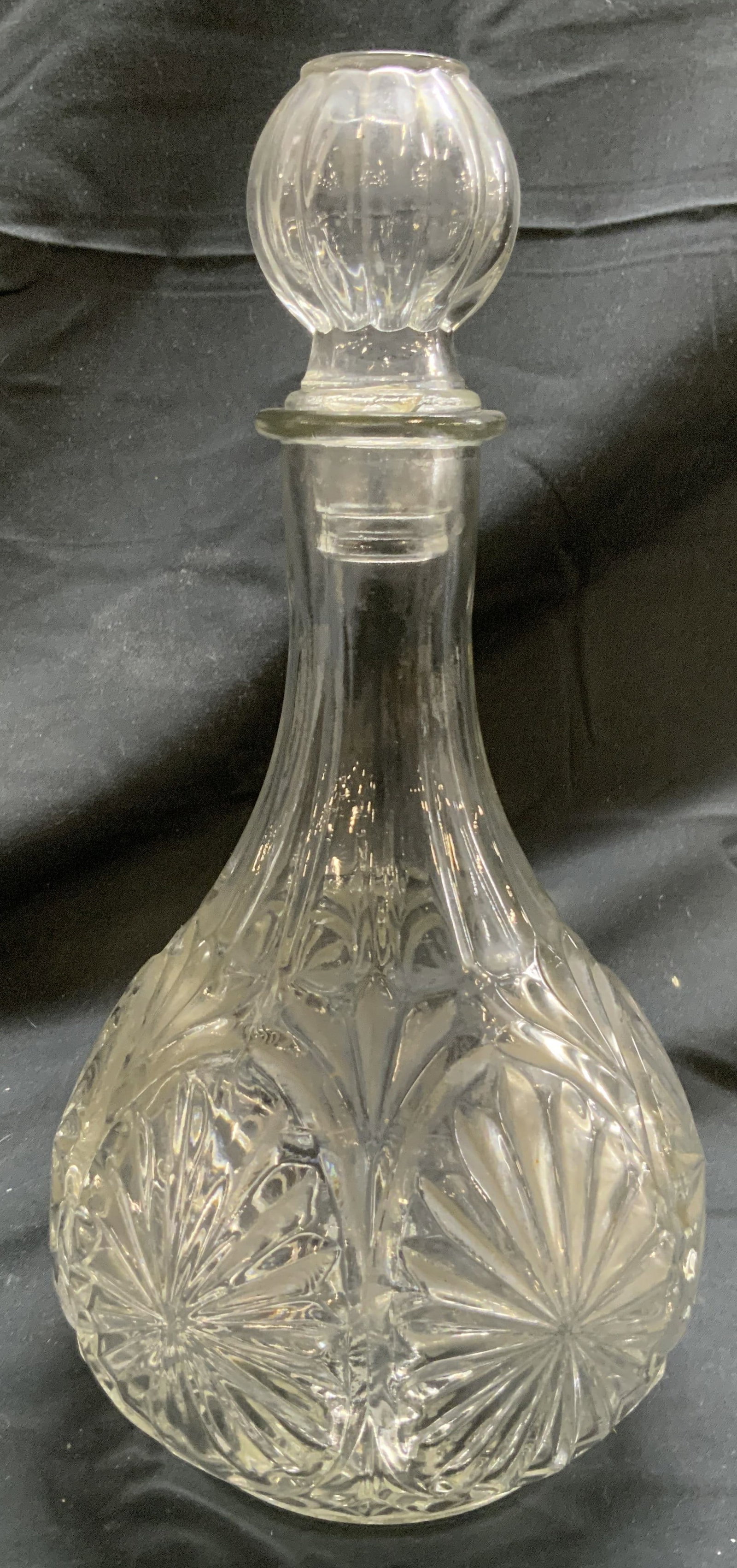 Vntg Art Glass Decanter W Stopper: Decanter is glass. Piece has relief detail throughout structure. Decanter includes scalloped stopper. Appears to be vintage. Piece measures approximately 10.5 inches tall 5 inches wide. Decanter, glas