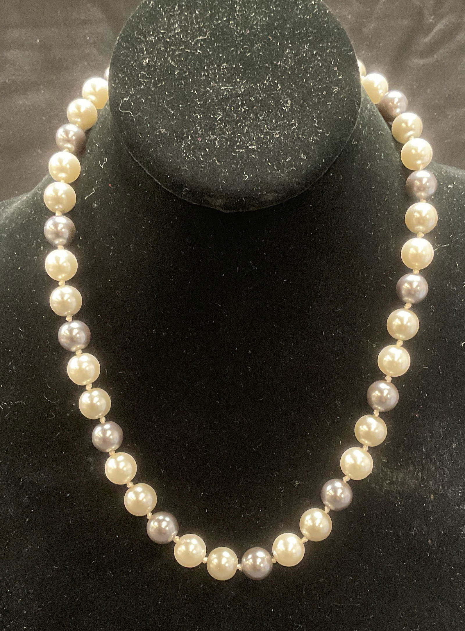 White & Grey Faux Pearl Beaded Necklace: White and grey toned faux pearl beaded necklace on double knotted string. Drop length approx. 9 inches. Some surface wear including scratching observed. Jewelry, estate jewelry, costume jewelry, cockt