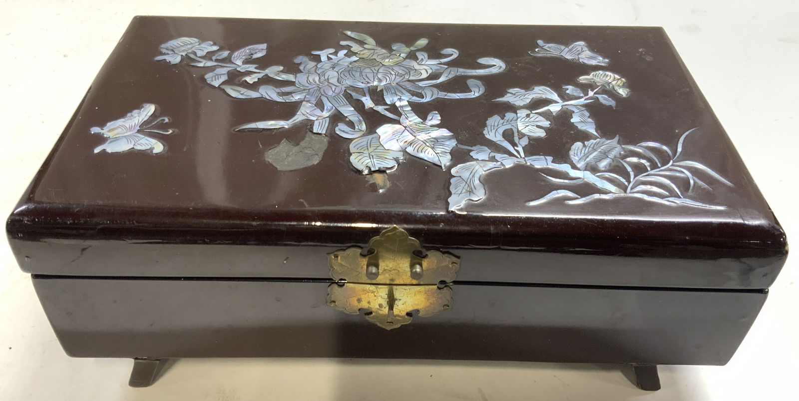 Vntg Asian Lacquered Keepsake Bx W Moth Of Pearl (1 of 9)