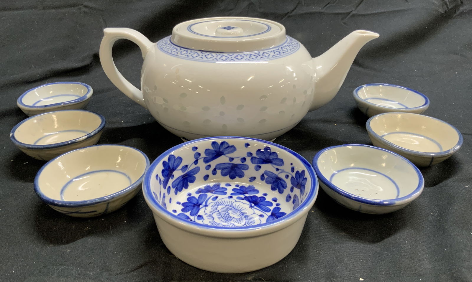 Lot 8 Assorted Asian Porcelain Tabletop (1 of 7)