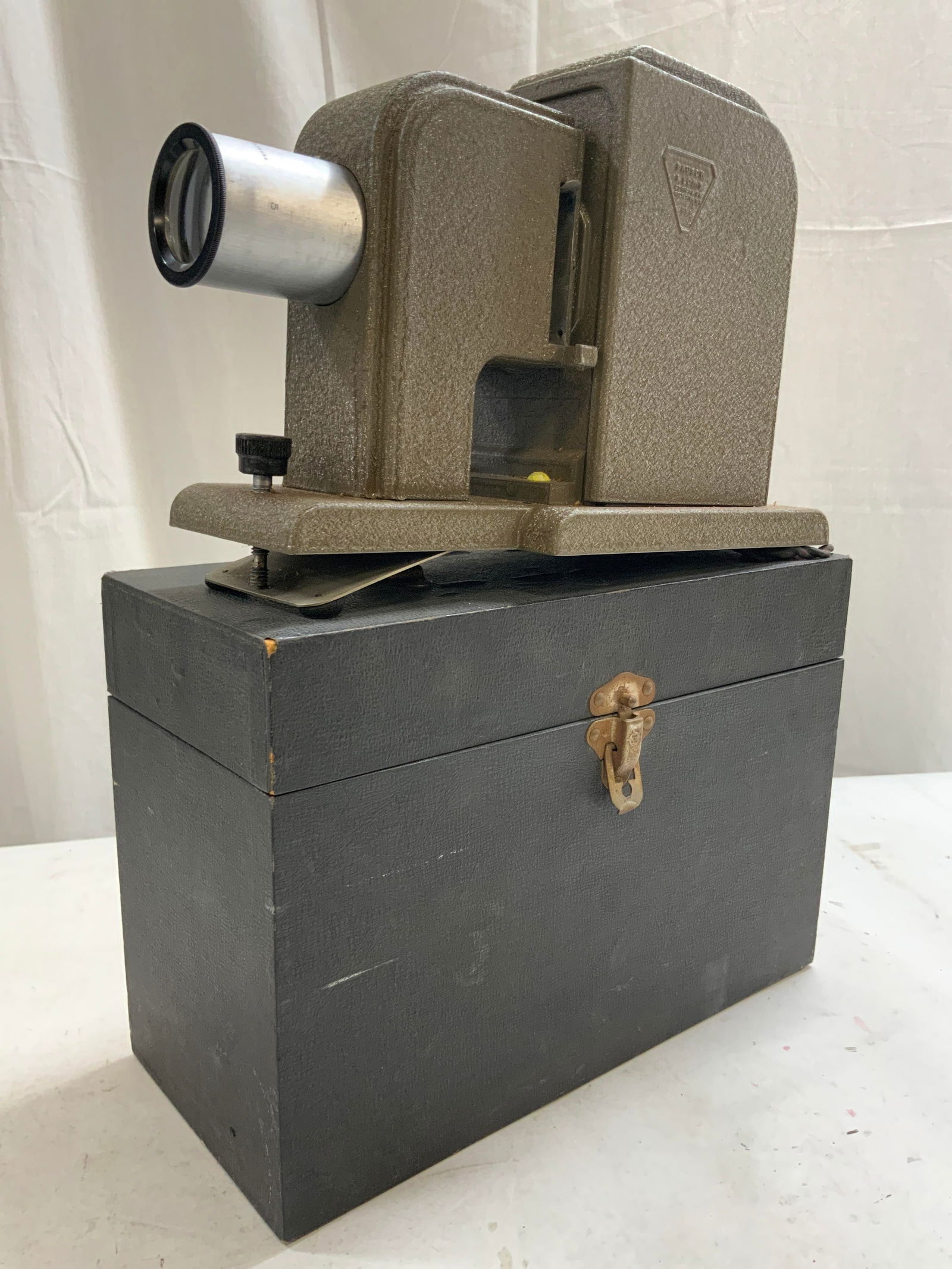 BAUSCH & LOMB Vntg Slide Projector & Case (1 of 9)