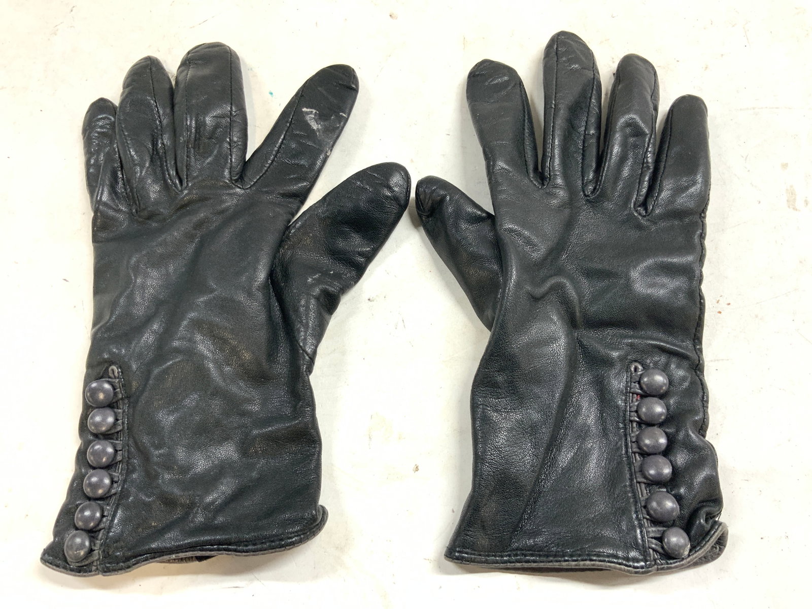 FASHION EXPRESSIONS Wool & Cashmere Gloves L Blk: Tag on interior reads FASHION EXPRESSIONS. Lot includes 1 pair of gloves. Each piece is black toned with leather exteriors & tan toned cashmere interiors. Tag reads size L/G. Gloves have 6 buttons eac