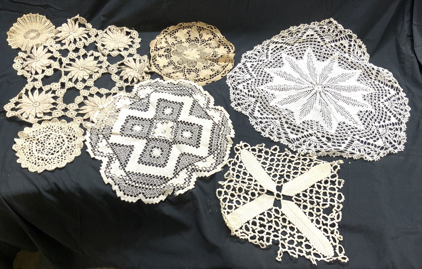 Lot 7 Vntg Assorted Doily Tablecloths (1 of 8)