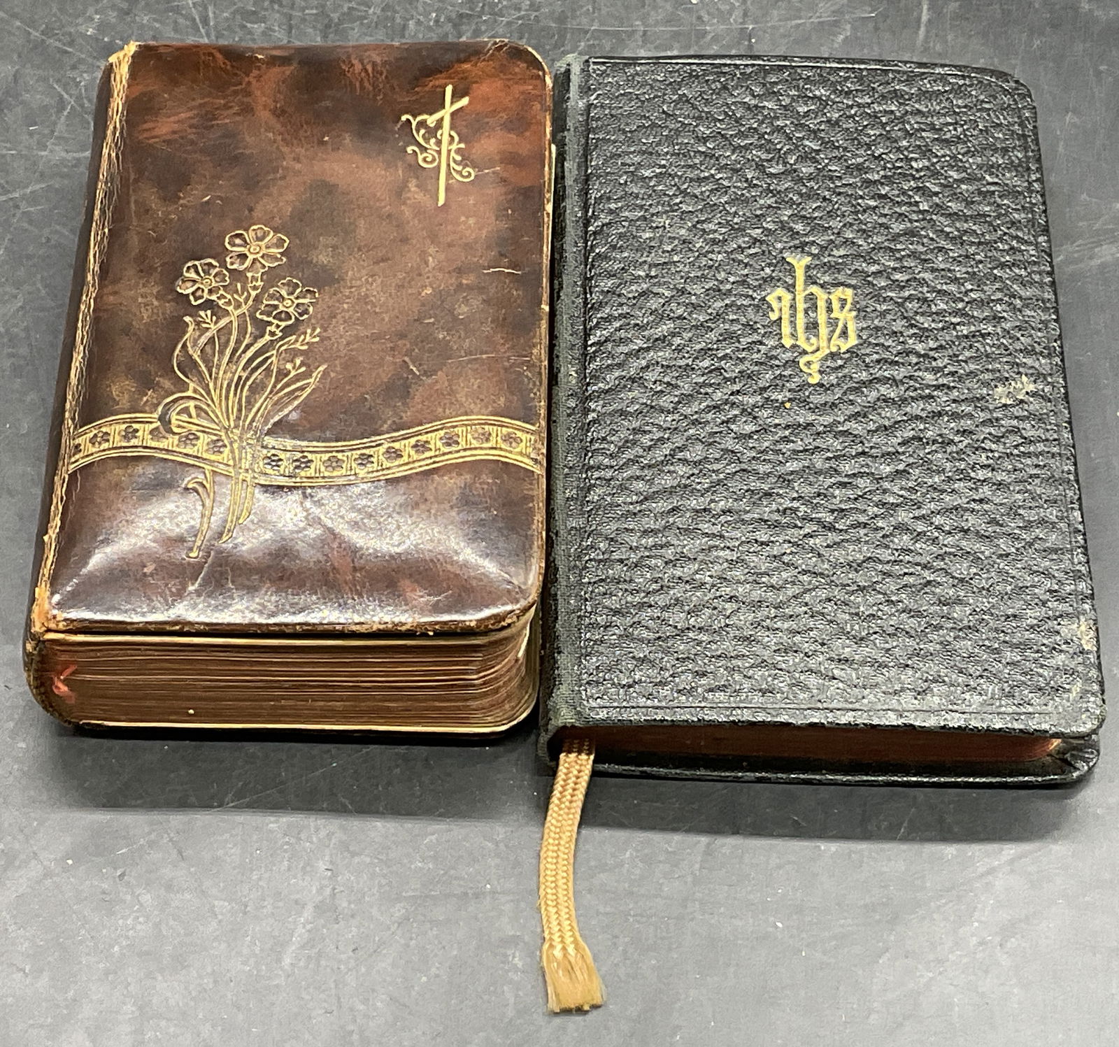 Lot 2 Vintage Portable Illustrated Religious Books (1 of 9)