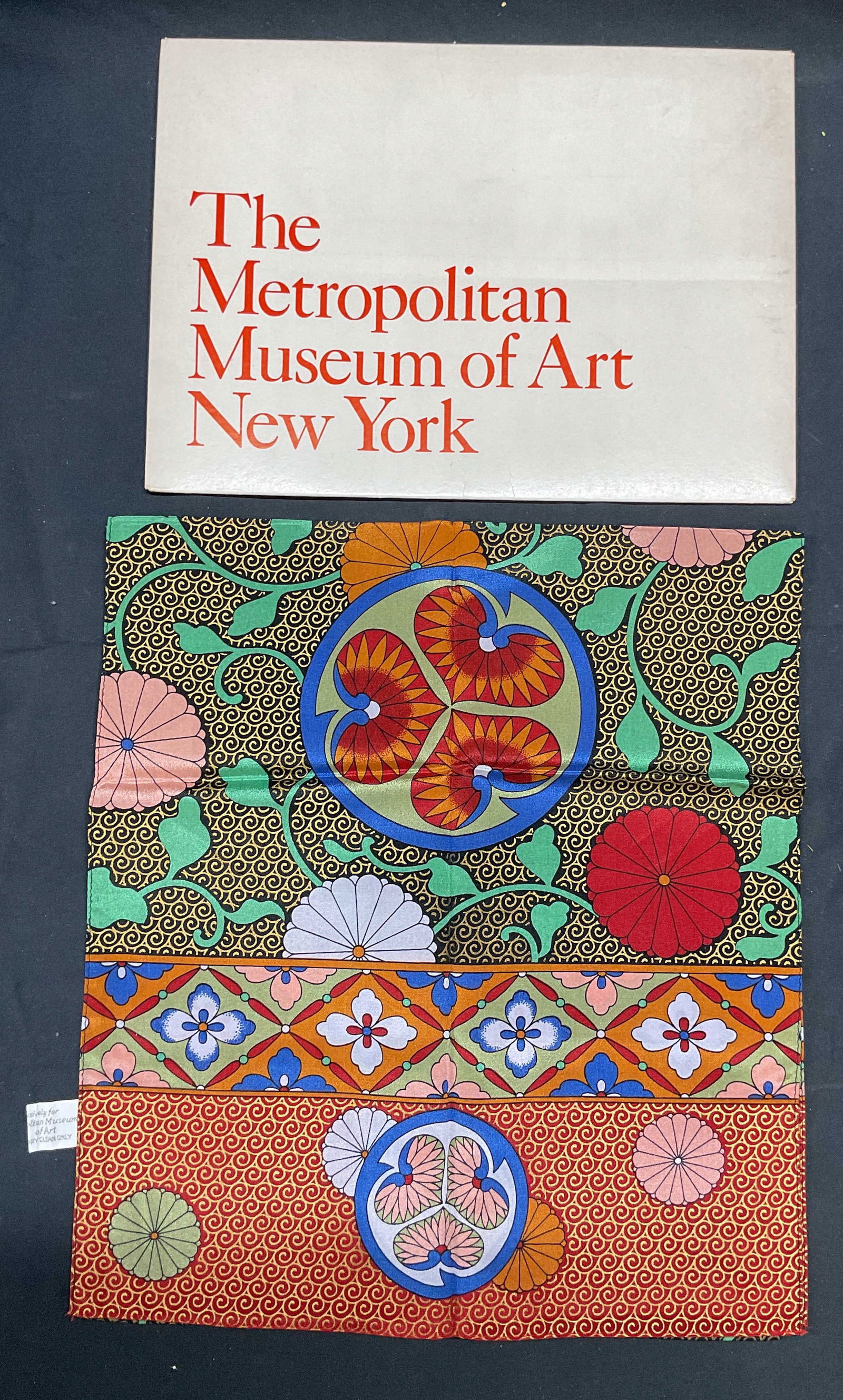 Vtg MMA Japanese Imperial Sword Silk Scarf NIP: Vintage Metropolitan Museum of Art silk scarf. Includes envelope. New in package. Japanese Imperial Sword design in green, red, and gold. Measures approx 50 inches long. Some wear consistent with expo