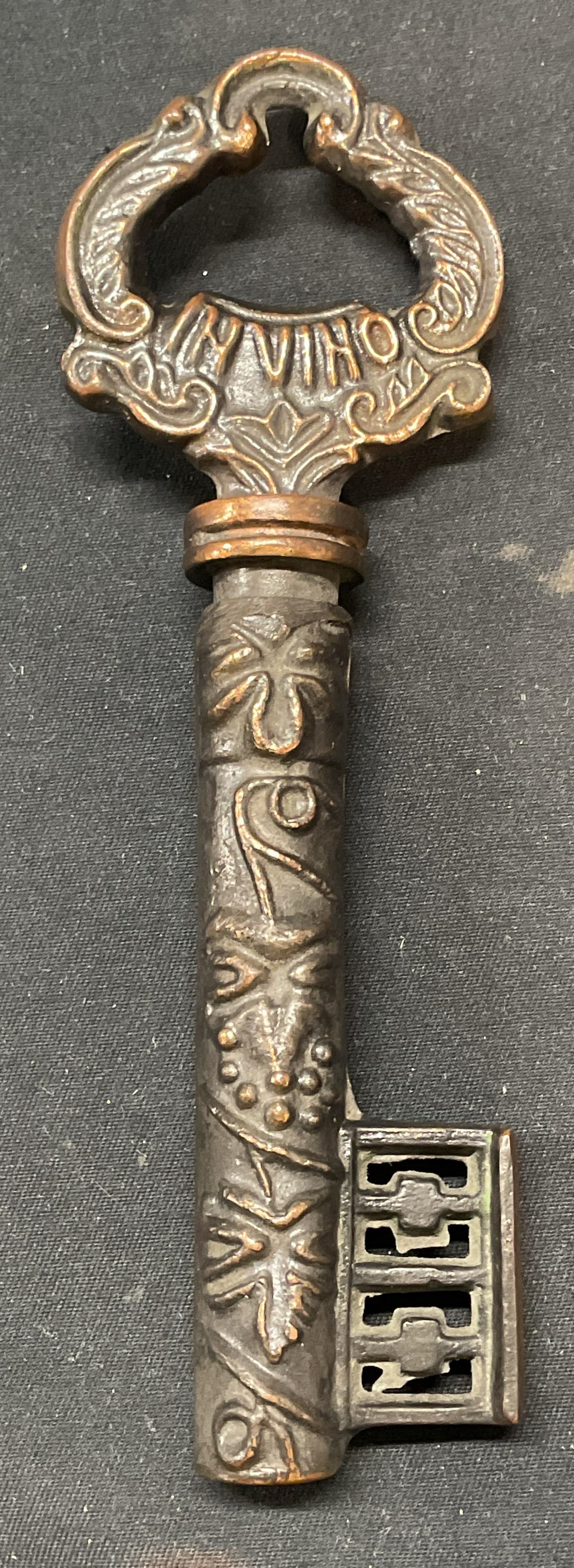 Vtg Copper Vino Veritas Wine Key Corkscrew: Vintage copper corkscrew. Key motif. Reads Vino Veritas. Piece has weight. Measures approx 5 inches long. Patina and scratching observed. Vino Veritas, corkscrew, wine key, bottle opener, key bottle o