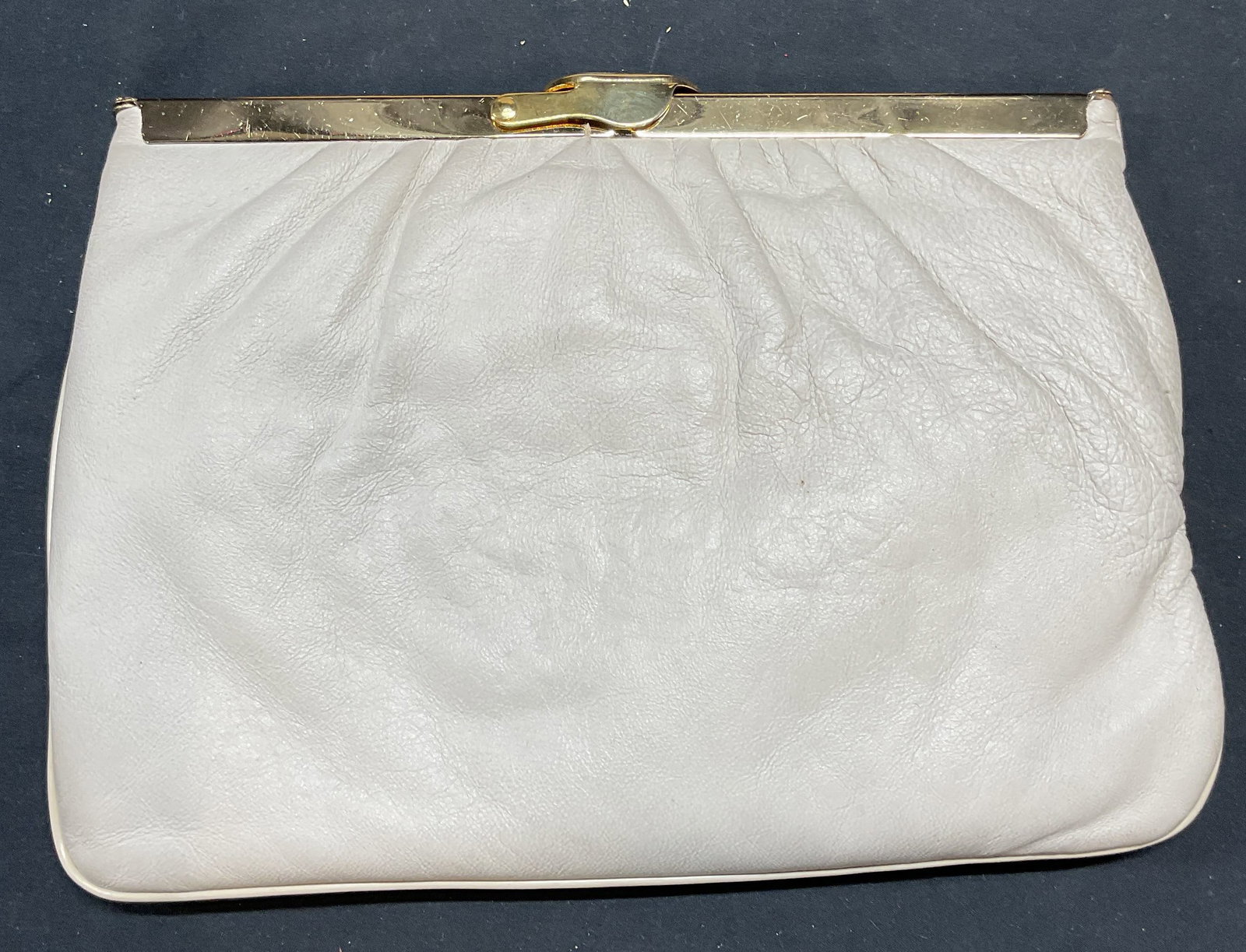 Vintage Signed White Leather Handbag USA: Vintage signed white leather handbag with gold tone chain and hardware. Signed, appears to read HL. Made in USA. Measures approx 9.5 x 6.75 inches. Includes box. Some wear to handbag consistent with e