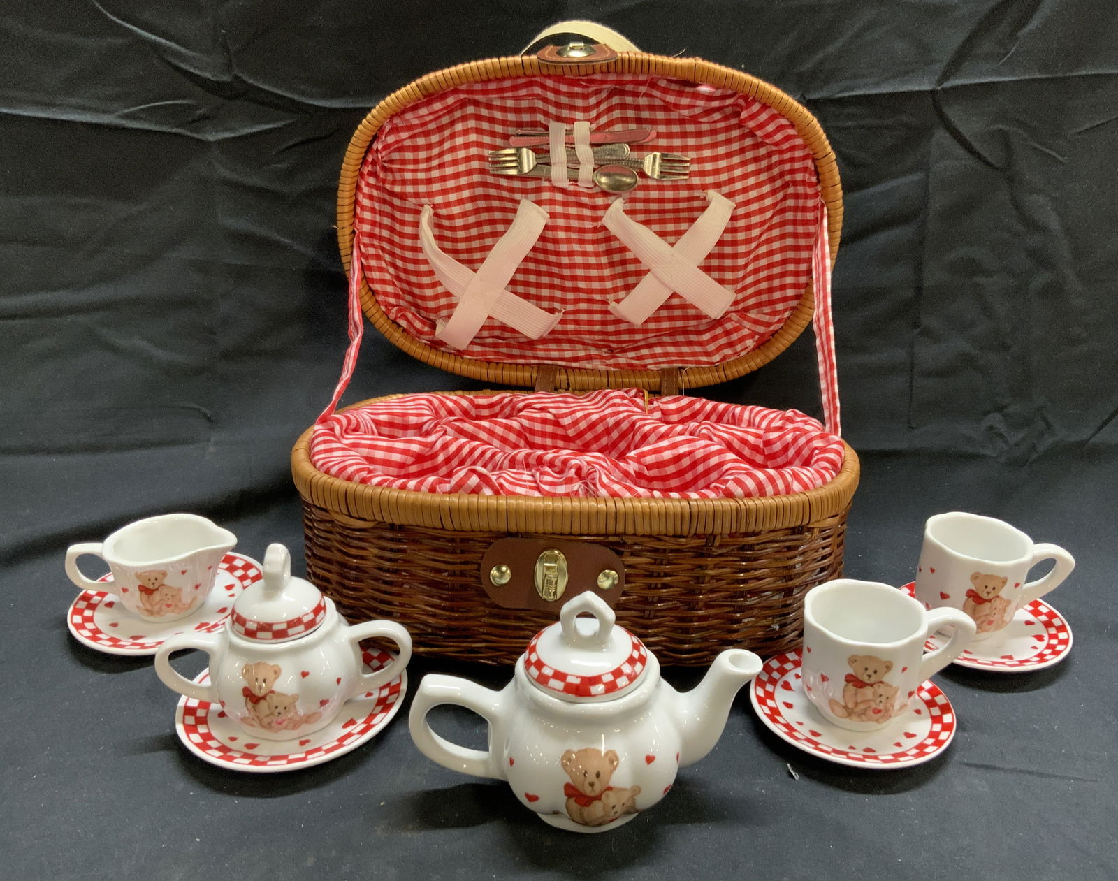 DELTON Set 14 Porc Tea Serv W Wicker Basket (1 of 9)