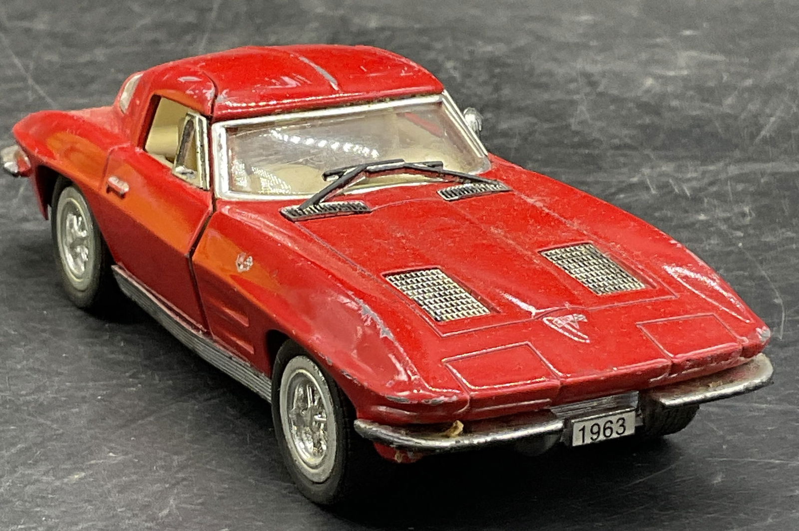 KINSMART 1963 Corvette Sting Ray Model Car (1 of 10)