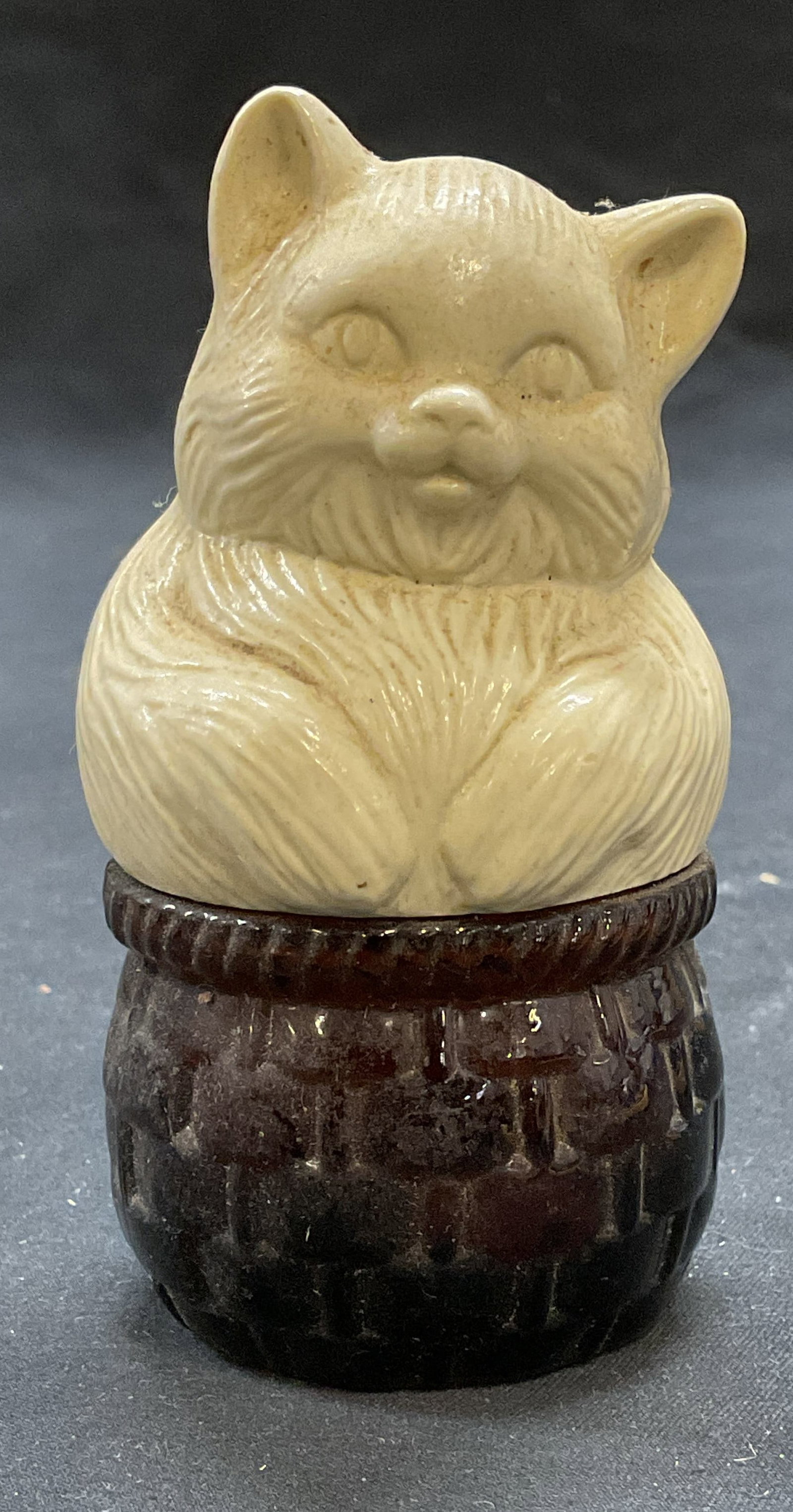 Vtg Avon Cat Basket Glass Container: Vintage Avon container. Cat and basket figural motif. Glass and composite material. Signed on underside. Measures approx. 1.75 x 3.75 inches. Surface wear including scratching and residue. Avon, Avon 