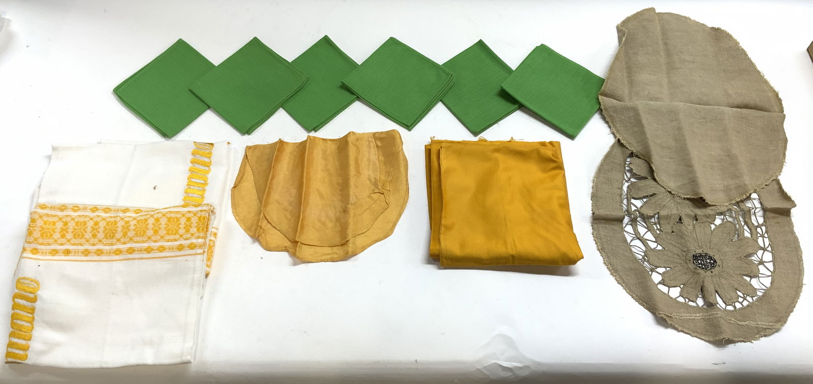 Lot 12 Vintage Assorted Table linens (1 of 7)