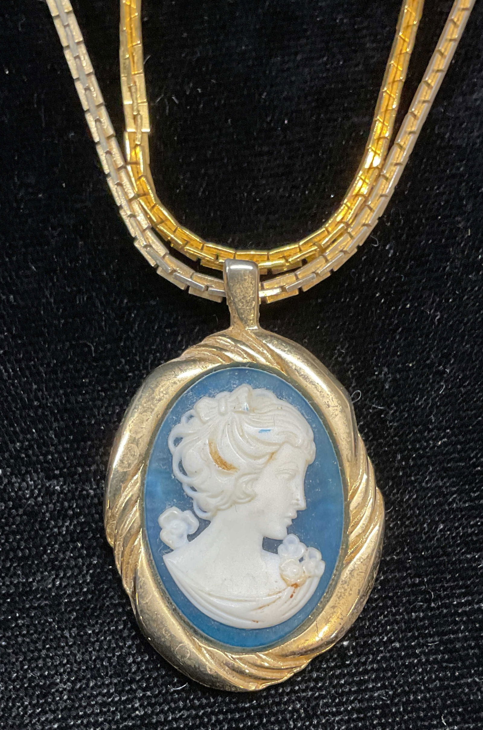 Lot 2 Vtg Gold Tone Cameo Pendant Necklace (1 of 6)