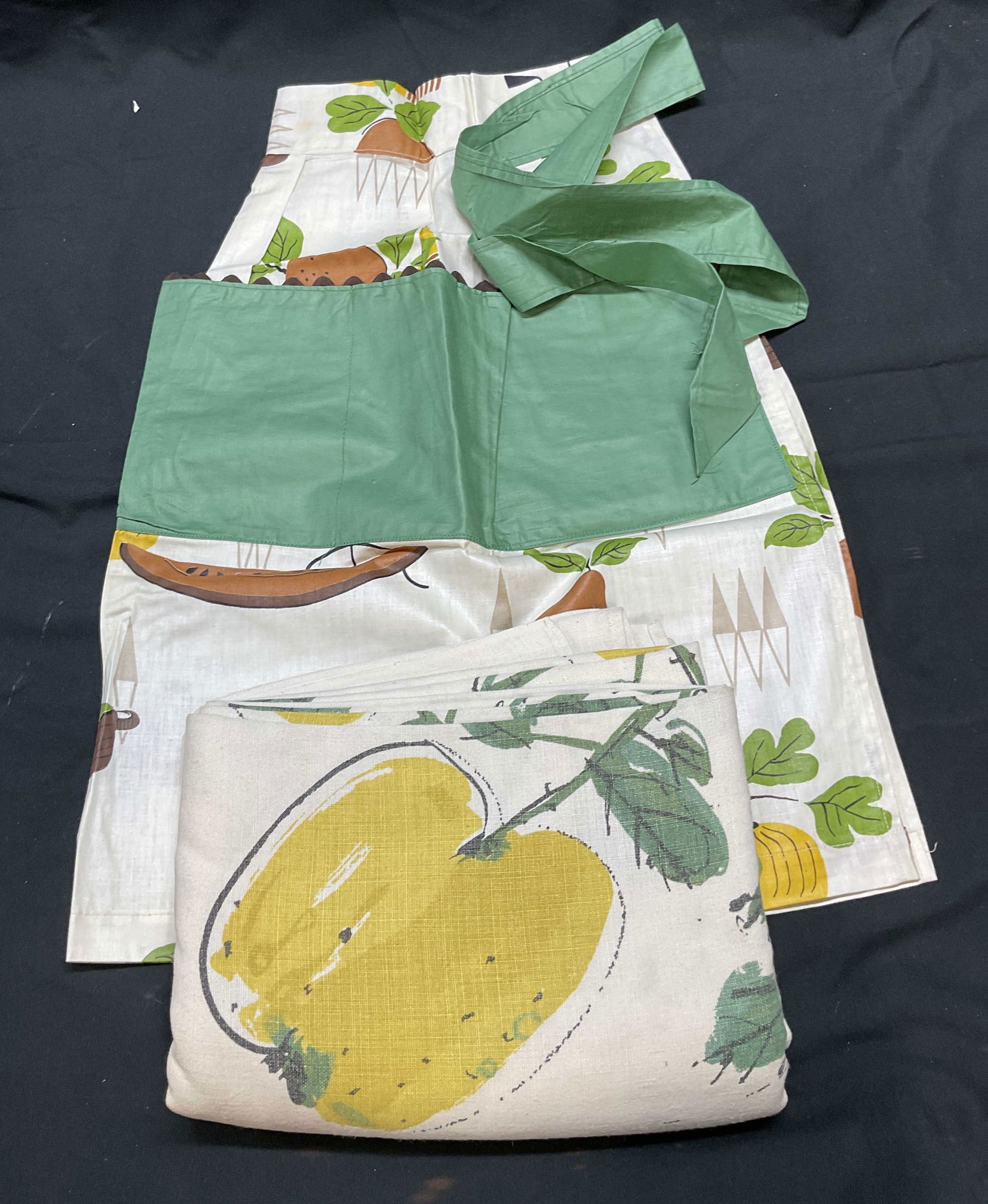 Lot 2 Vintage Fruit Print Apron & Tablecloth (1 of 7)