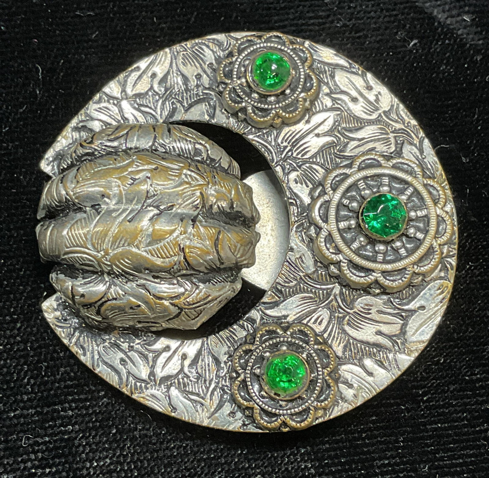 Vtg Silver Tn Crystal Scarf/Dress/Sweater Clip: Vintage silver tone scarf, dress, or sweater clip with floral design and crystal, decoration. Measures approx 1.75 inches wide. Some wear including scratching observed. Jewelry, estate jewelry, costum