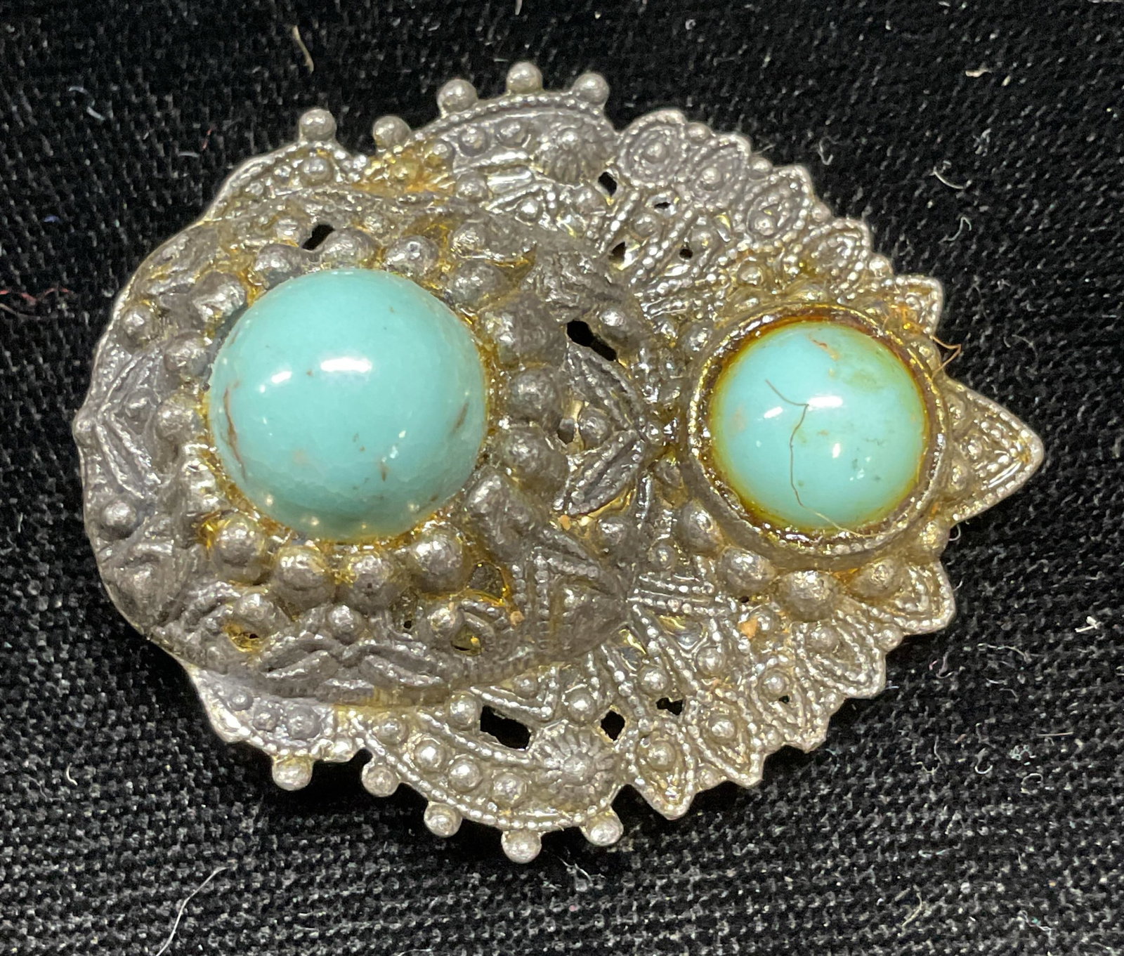 Vintage Silver Tn Faux Turquoise Scarf/Dress Clip: Vintage silver tone faux turquoise scarf, dress, or sweater clip. Decorative raised surface. Measures approx 1.5 x 1.25 inches. Some wear including scratching observed. Jewelry, estate jewelry, costum