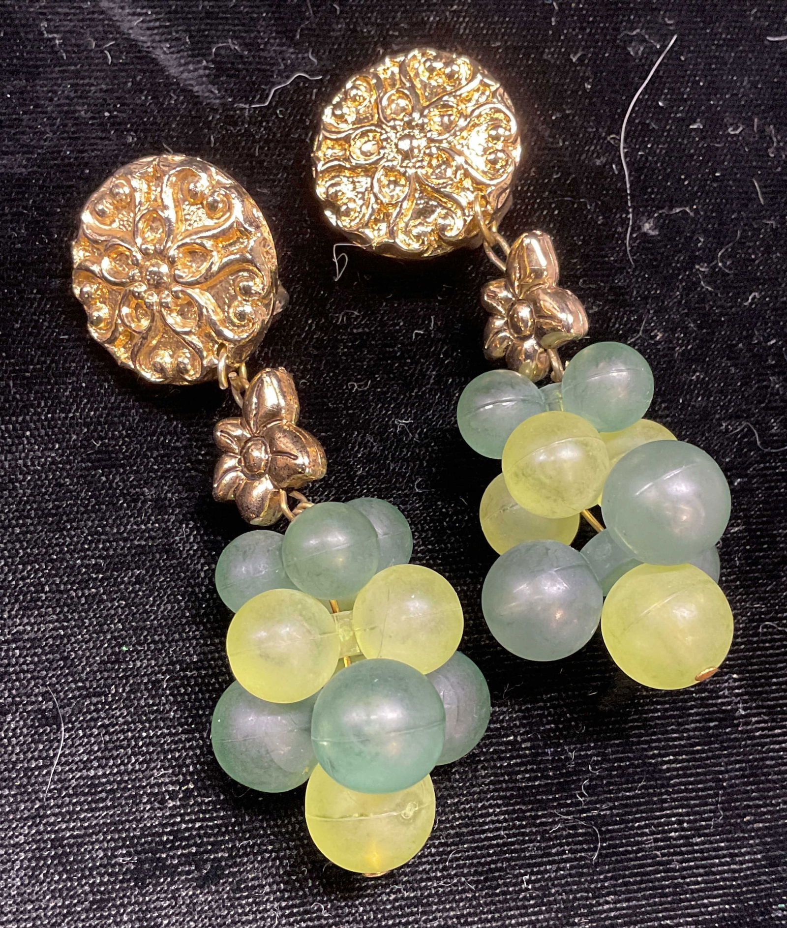 Vintage Gold Tn Green Grape Dangle Earrings (1 of 6)