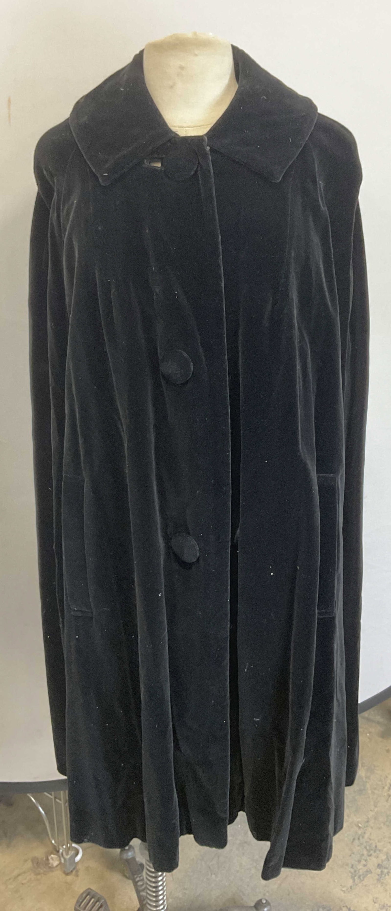 Vintage Bonwit Teller Black Velvet Cape: Vintage Bonwit Teller black velvet cape. Front button closure with collar. Measures approx. 21 inches across arm openings, 38 inches from shoulder to hem. Fully satin lined. Some wear to material incl