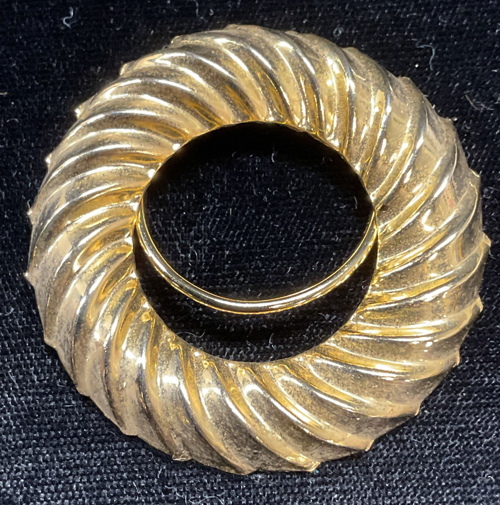 Signed Lee Gold Tone Wreath Scarf Ring (1 of 6)