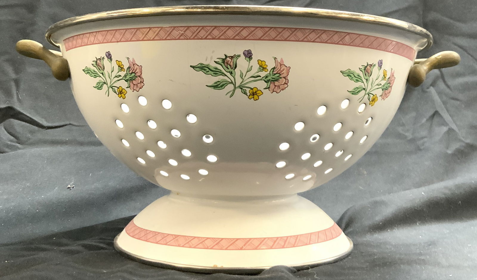 Vntg Metal & Enamel Colander w Handles (1 of 7)