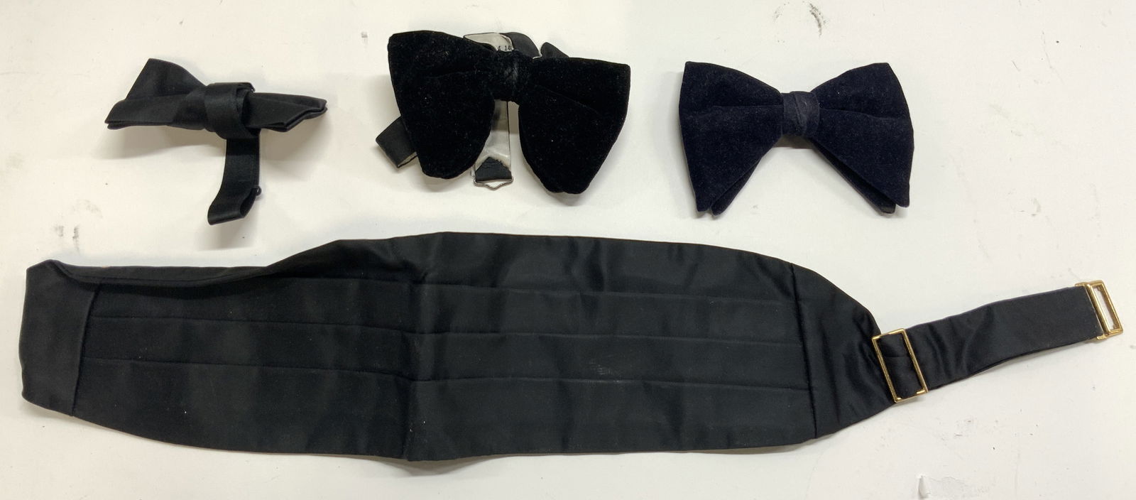Lot 4 Bow Ties & Cummerbund (1 of 8)