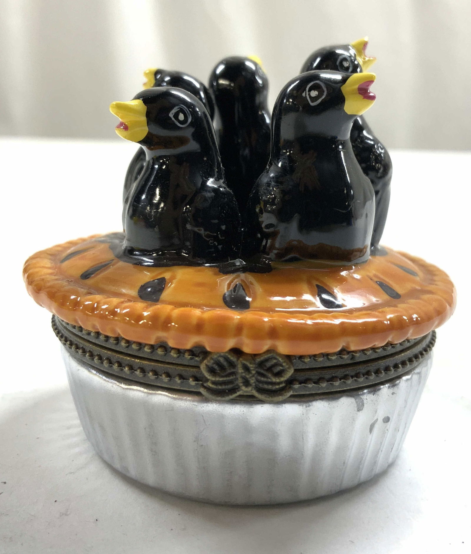 Blackbirds In A Pie Porc Trinket Box (1 of 8)
