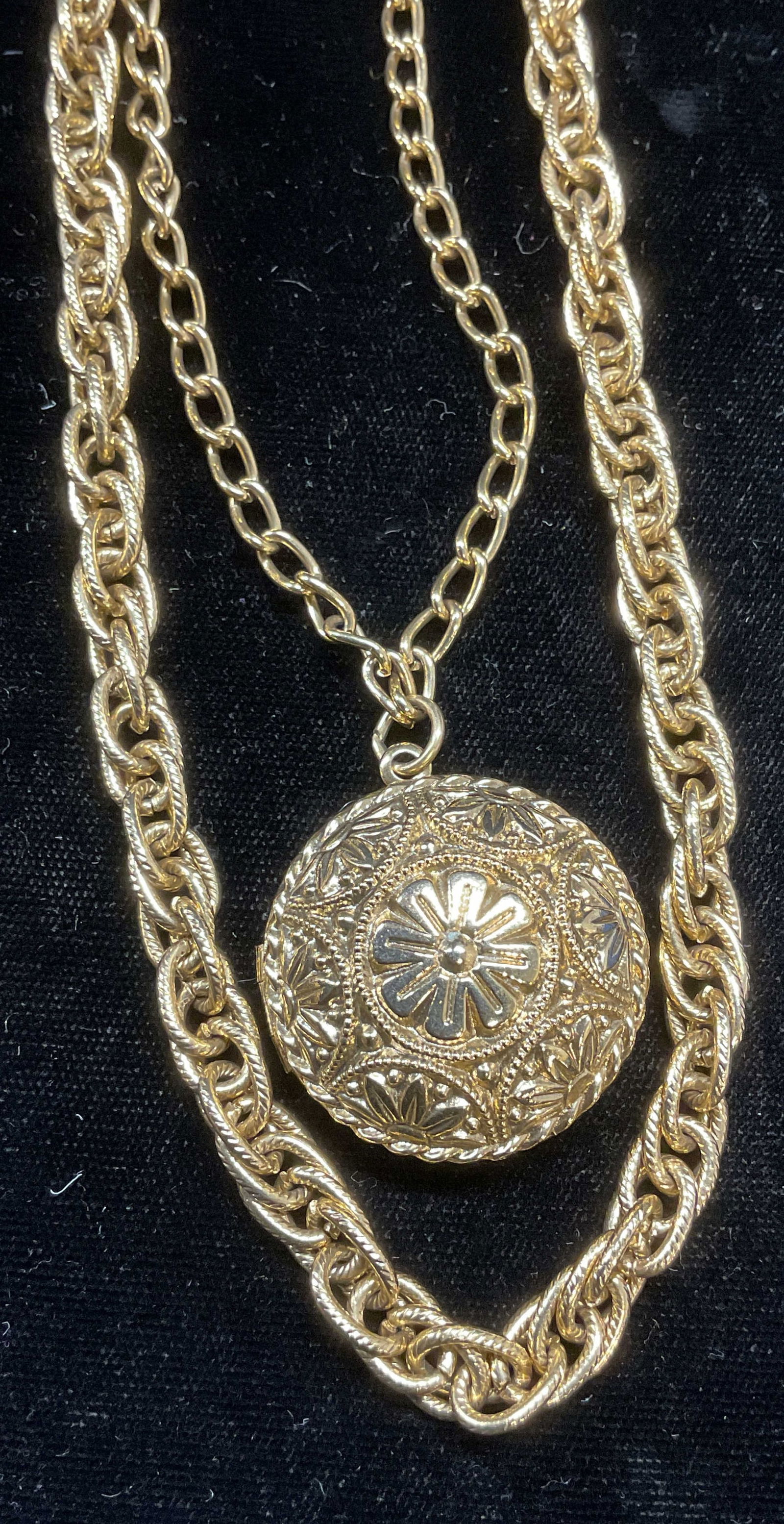 1928 (Label) Gold Tn Pendant Locket Necklace (1 of 6)