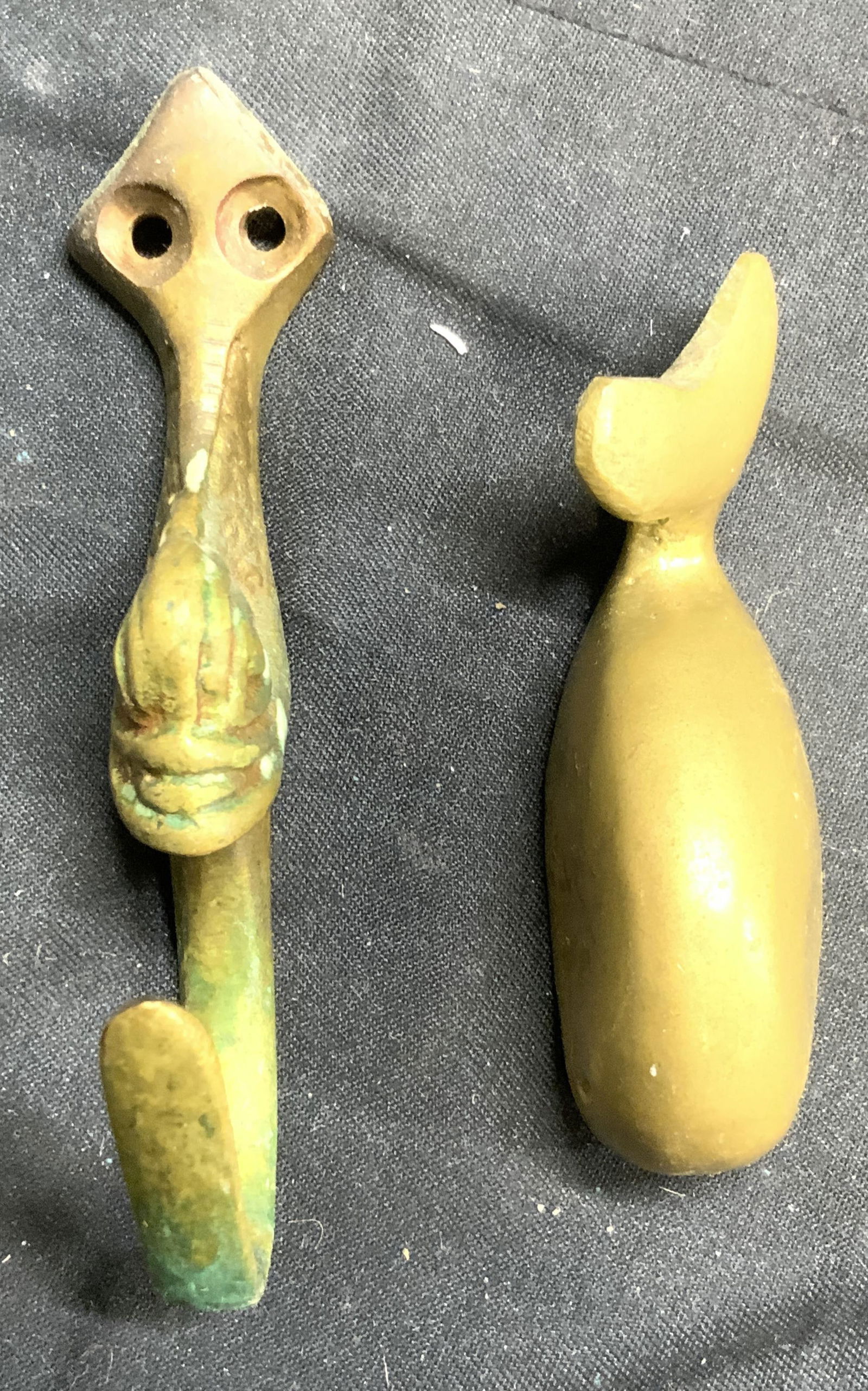 Lot 2 Brass Fish & Tail Hook & Whale Paperweight: Lot includes 1 fish & tail wall hook, & 1 whale form paperweight. Each piece is gold toned & brass. Hook measures approximately 3.25 inches tall, 1.25 inches deep, .5 inches wide. Paperweight, hook, w