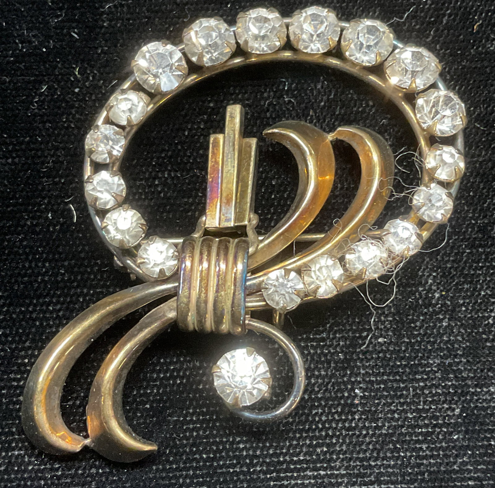 Vtg Tru Kay 12K Gold Filled Crystal Brooch: Vintage Tru Kay 12k gold filled brooch. Wreath motif with colorless crystal decoration. Signed on underside. Measures approx 1.75 x 1.75 inches. Some wear including scratching observed. Jewelry estate