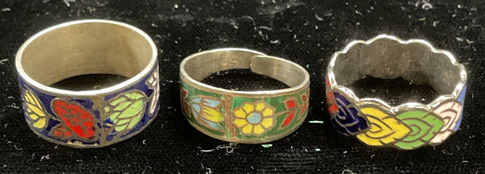 Lot 3 Vintage Cloisonne Floral Rings: Lot of 3 silver tone cloisonne enamel ring with floral designs. Sizes vary, largest ring size 8. Some wear to all pieces including scratching observed. Jewelry, estate jewelry, costume jewelry, cockta