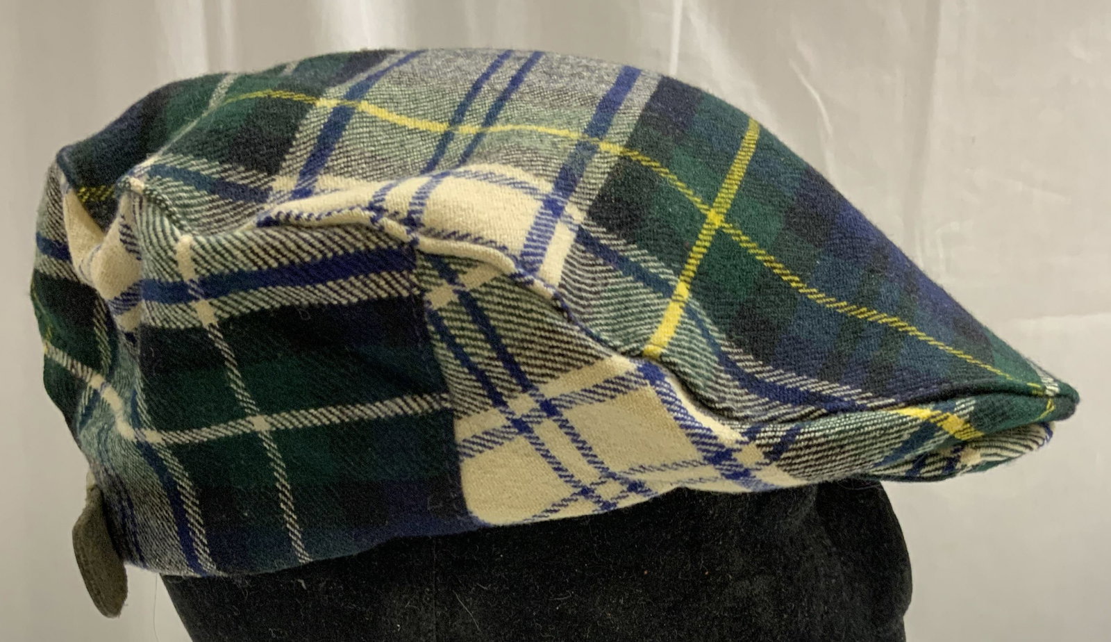 LA MODE DU GOLF Vtg Plaid Golf Beret USA: Tag reads LA MODE DU GOLF MADE IN USA. Beret is vintage. Piece appears to be wool possibly cotton. Beret is adjustable. Piece has blue, yellow, green, and cream toned plaid pattern. Beret measures app