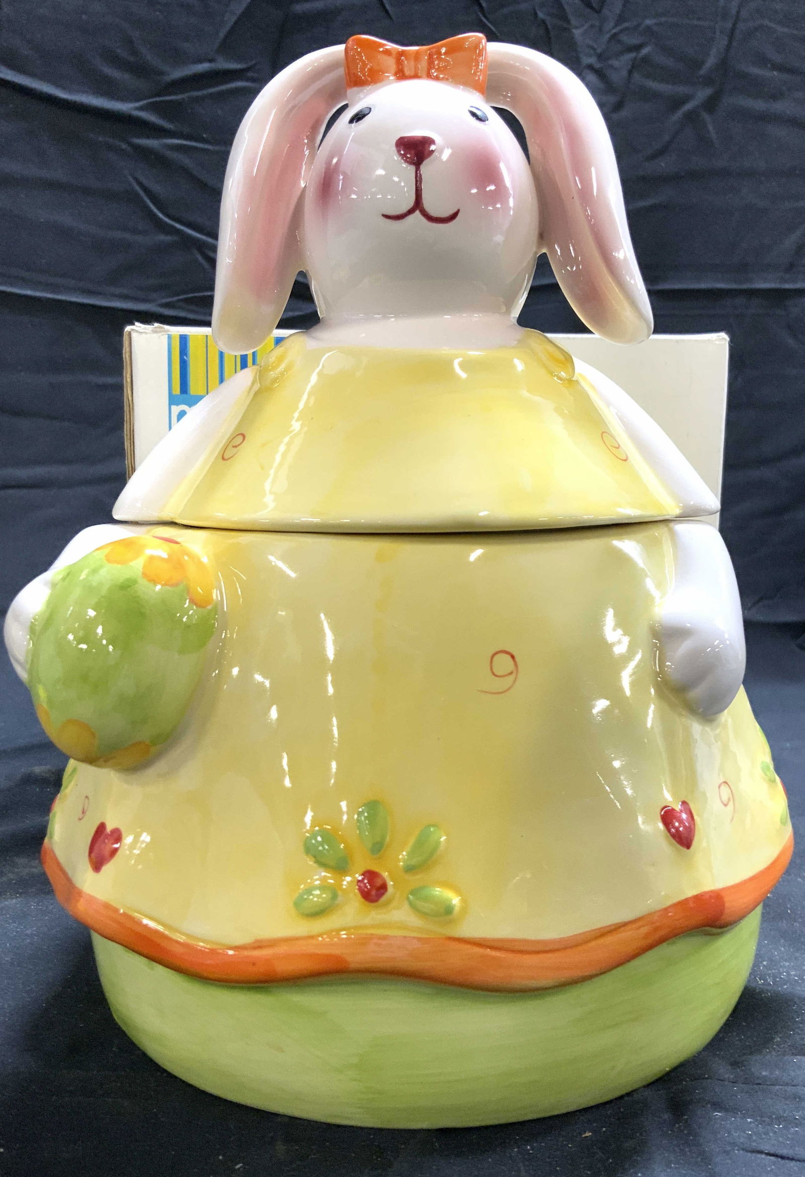 MORE Porcelain Bunny Cookie Jar W Lid & Box (1 of 10)