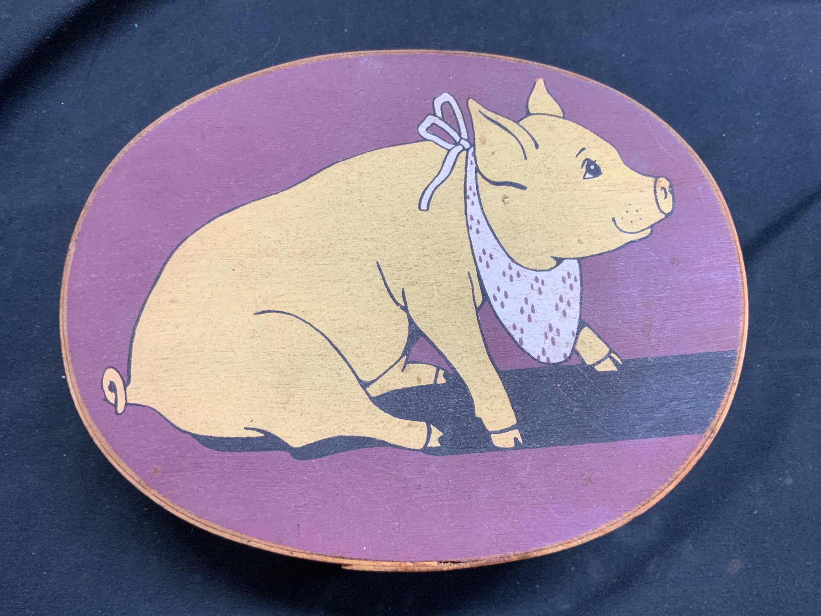 Vtg Oval Cheesecloth Basket W Lid & Pig Detail: Cheesecloth basket is vintage. Piece includes lid. Cheesecloth basket has oval form. Lid has depiction of seated pig figure with handkerchief tied around neck. Piece measures approximately 6 inches wi