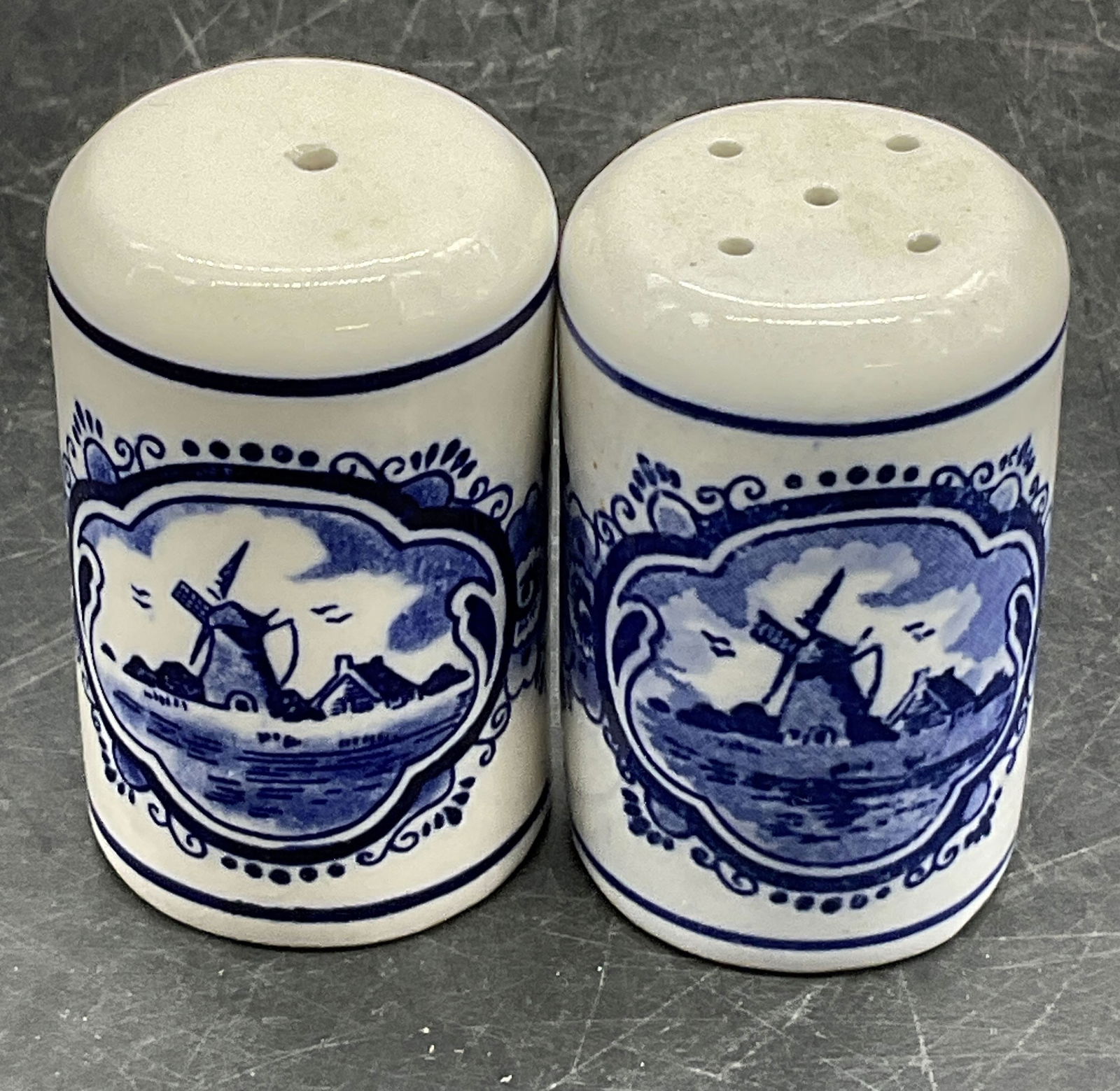 Sign Windmill Motif Ceramic Salt & Pepper Shakers (1 of 7)