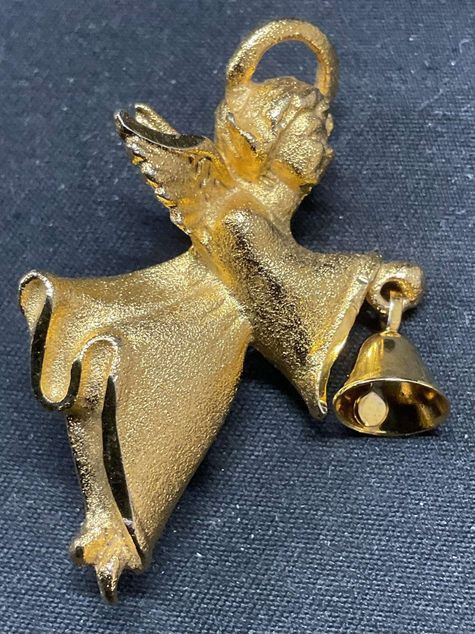Vtg Robin Rush Gold Tn Angel Bell Brooch: Vintage Robin Rush gold tone angel and bell motif brooch. Signed on underside. Hinge pin on underside. Measures approx 1.75 x 1 inches. Some wear including scratching observed. Jewelry, estate jewelry