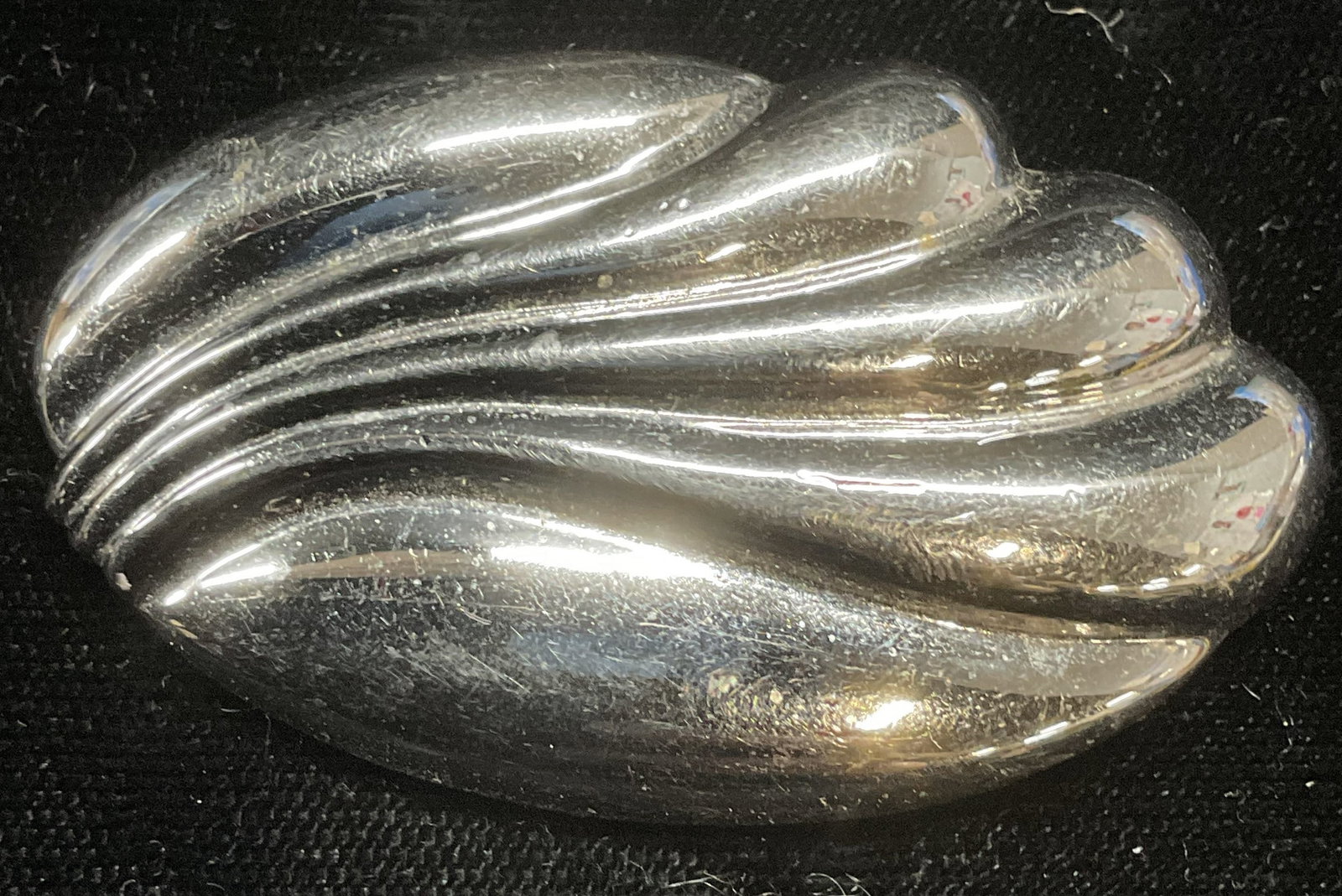 Vtg Monet Silver Tone Modernist Wave Brooch: Vintage Monet silver tone modernist wave brooch. Signed on underside. Hinge pin on underside. Measures approx 1.25 x 2 inches. Some wear including scratching observed. Jewelry, estate jewelry, costume
