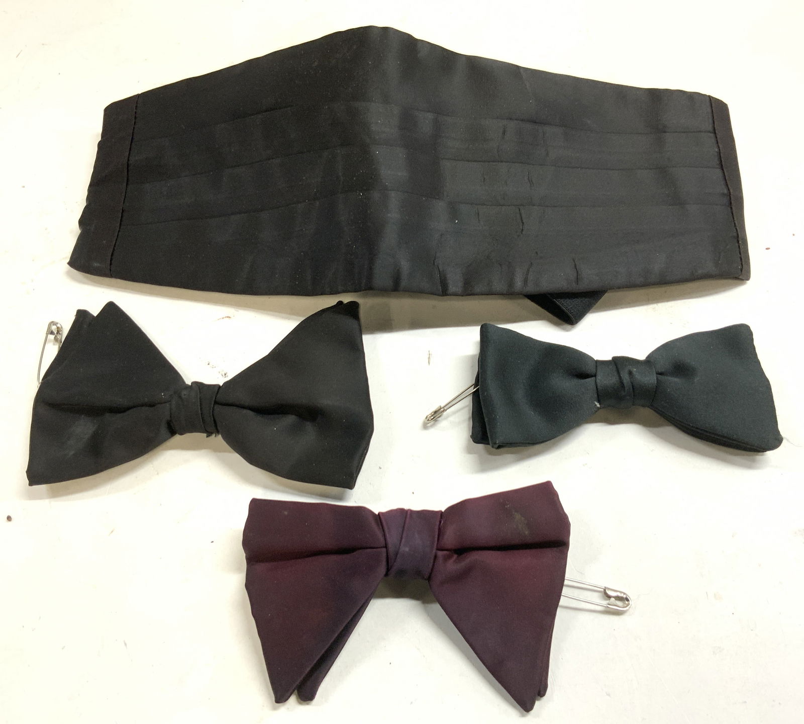 Lot 4 Cumberbund & Bow Ties (1 of 6)