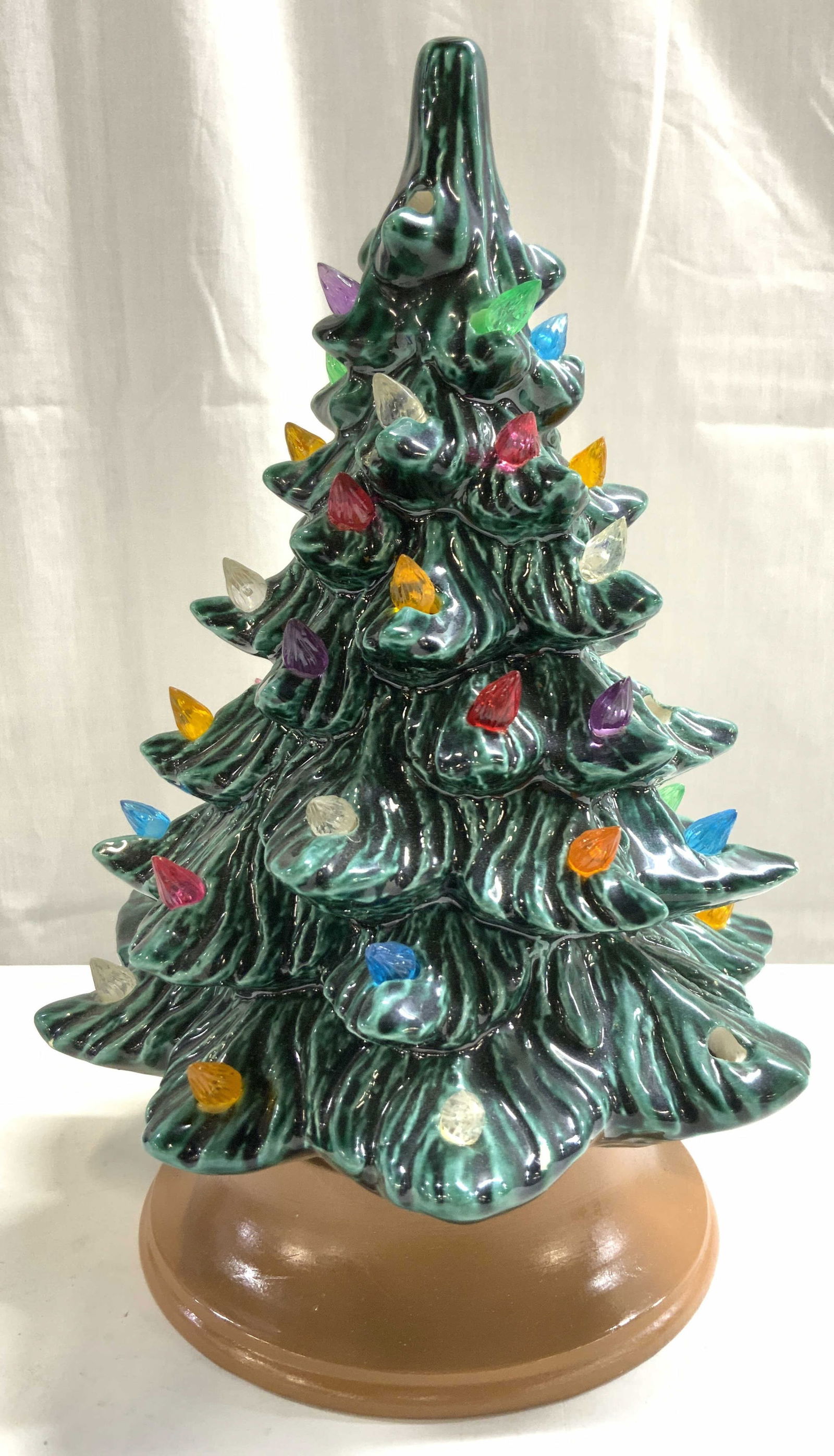 LIZ Ceramic Christmas Tree Table Lamp (1 of 8)