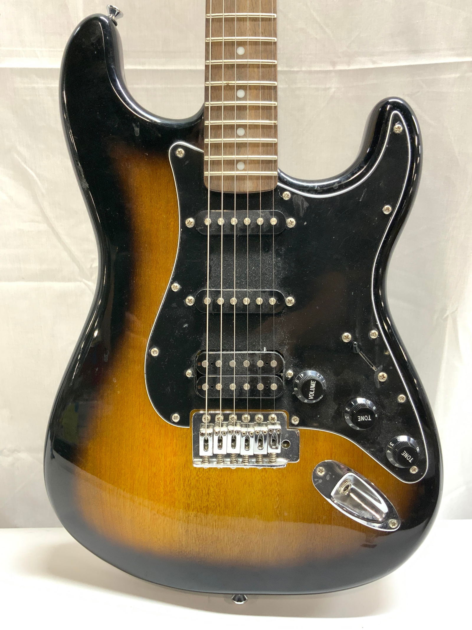 FENDER Affinity Series Stratocaster E Guitar & Cse (1 of 8)