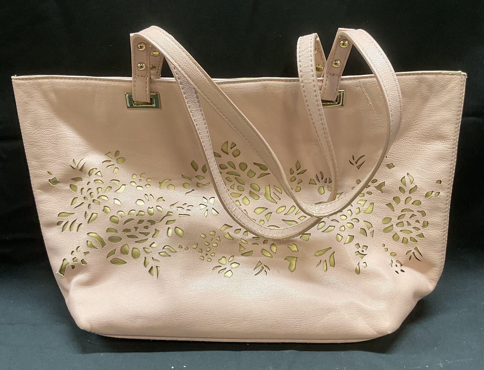 Nine West Pink Faux Leather Handbag & Card Holder: Nine West pink and gold faux leather handbag with cutout floral pattern. Signed on interior. Measures approx 11 x 5 x 10 inches. Includes card holder. Wear including rubbing and peeling observed. Nine