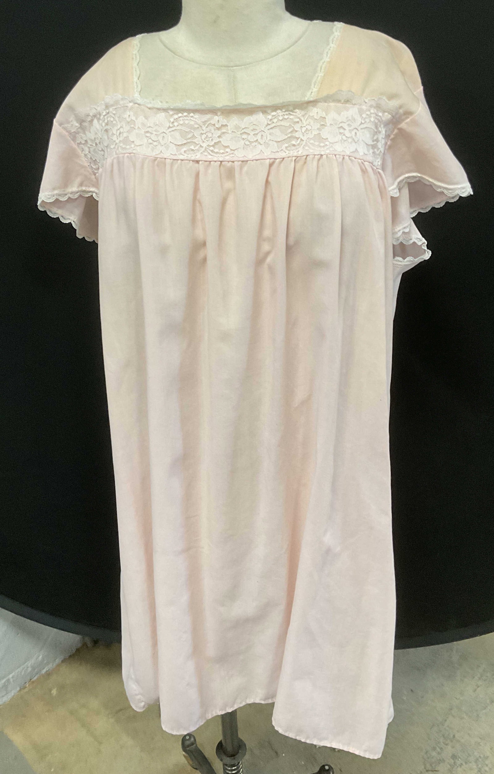 Vintage Elsie of Miami Pink Lace Nightgown: Vintage Elsie of Miami pink nightgown with white lace floral trim. Size 2x. Cotton and polyester blend. Wear including discoloration observed. Elsie of Miami, Elsie of Miami nightgown, vintage nightgo