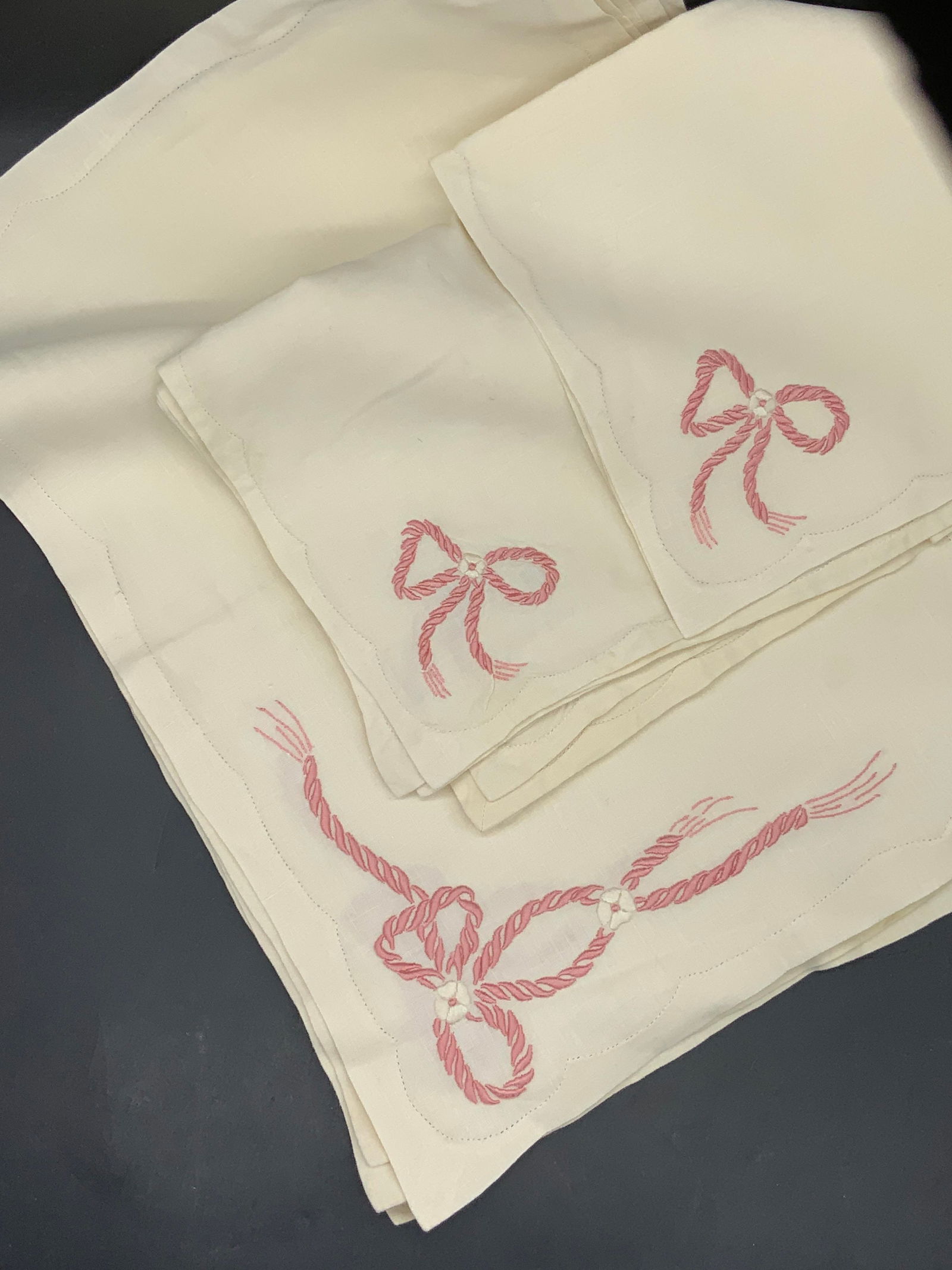 Lot 16 vintage Table Linens, Pink Bow Motif (1 of 10)
